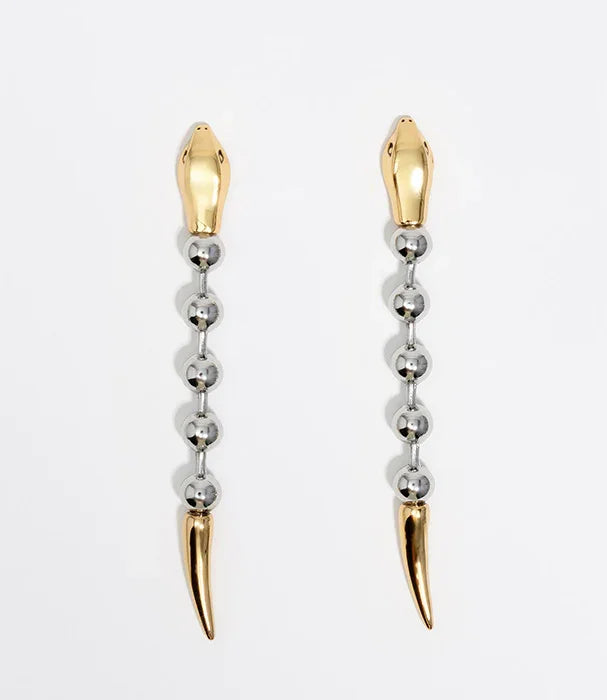 עגילי נחש בצבע זהב וכסף משולבים מבית CHOZEN, עיצוב ייחודי, רקע לבן