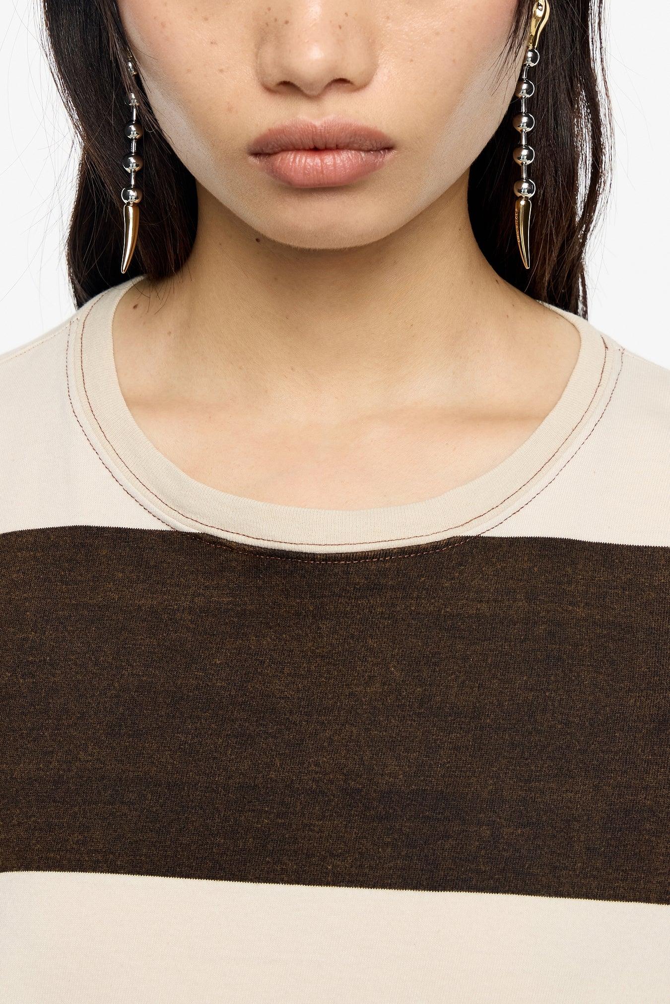 חולצת פסים חומה ולבנה, עגילי זהב וכסף, אופנה עדכנית ב-CHOZEN