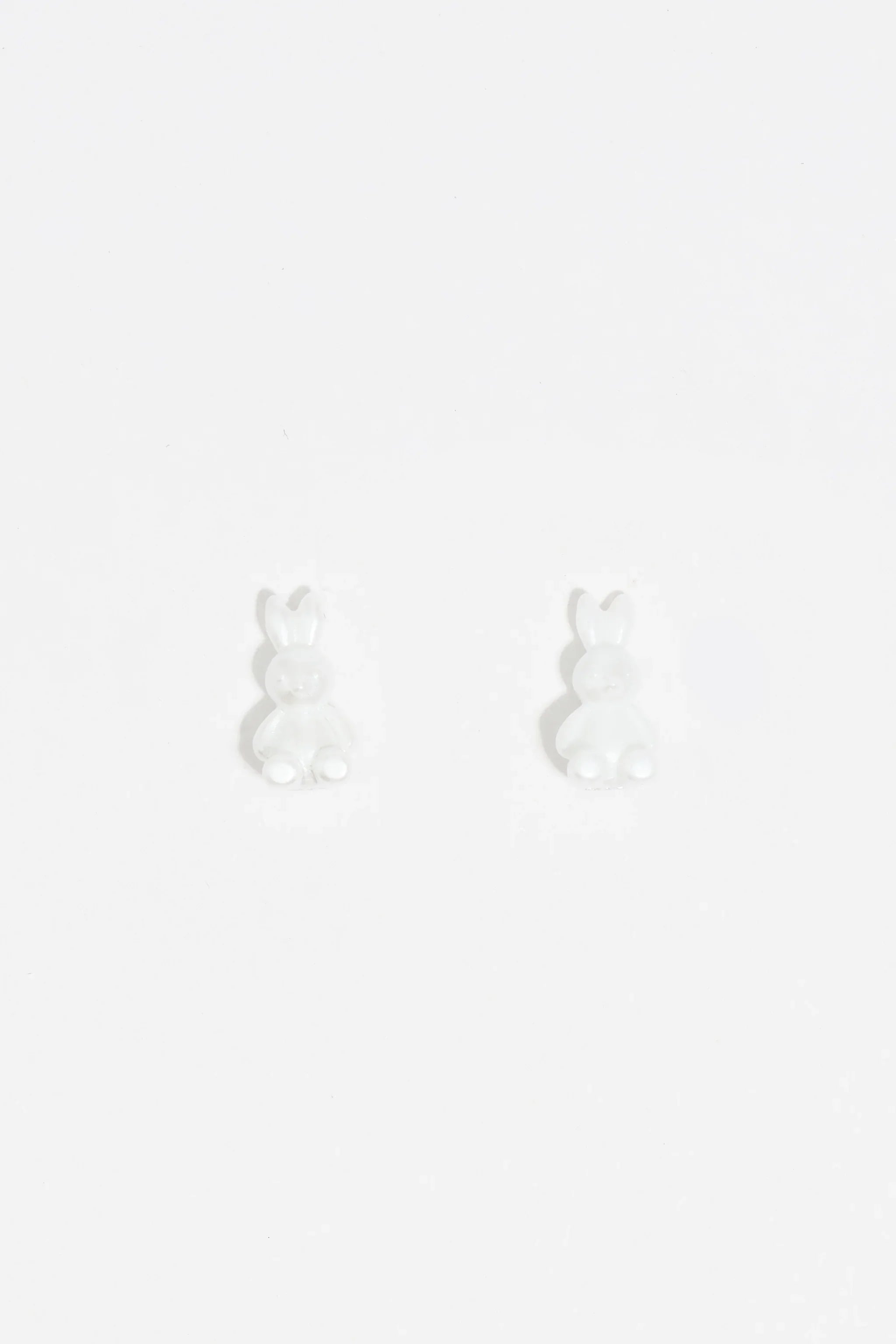 עגילי בובה בצורת ארנב לבן מבית CHOZEN על רקע לבן