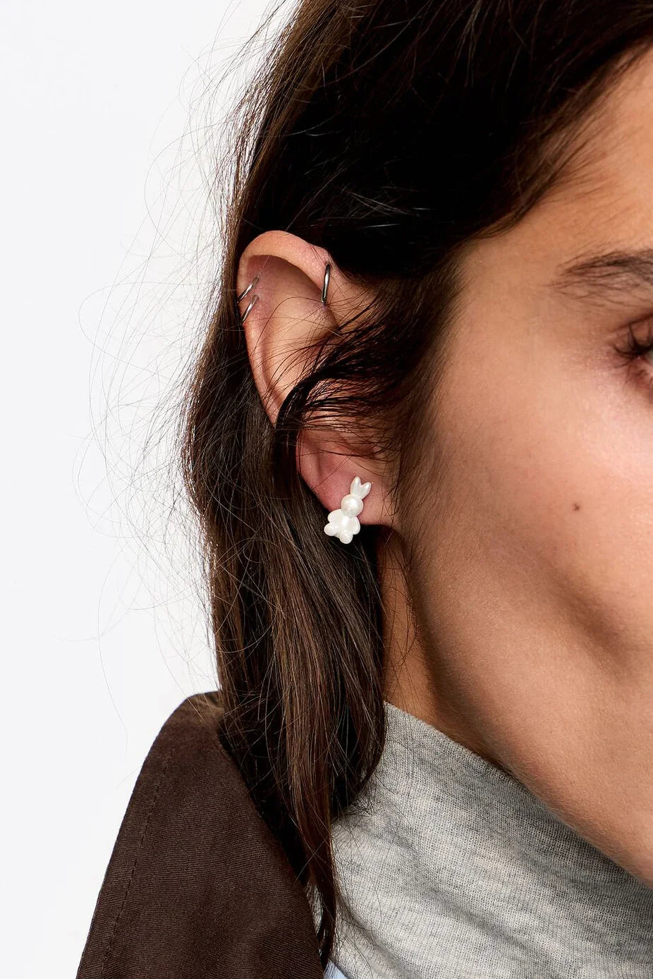 עגיל פנינה בעיצוב ארנב קטן על אוזן אישה, תכשיטים יוקרתיים מבית CHOZEN