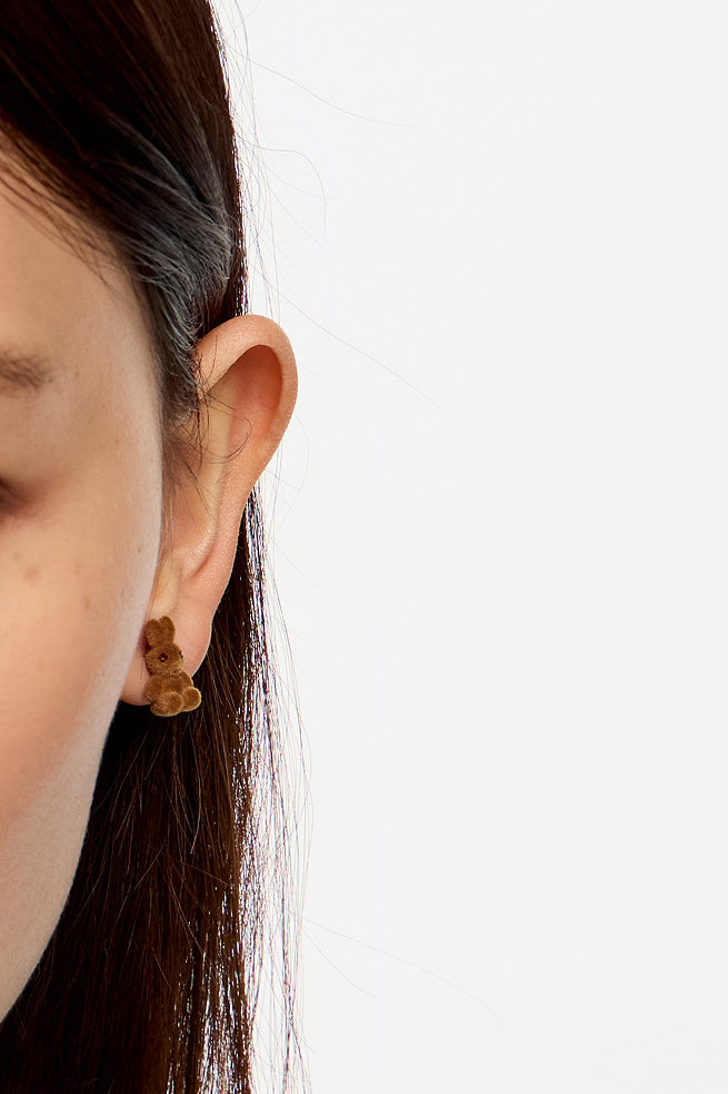עגיל דובון חום על אוזן אישה, תכשיטים טרנדיים מבית CHOZEN