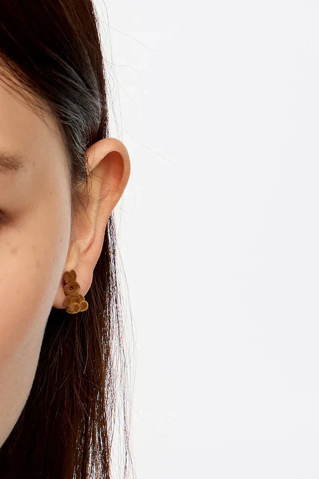 עגיל דובון חום על אוזן אישה, תכשיטים טרנדיים מבית CHOZEN
