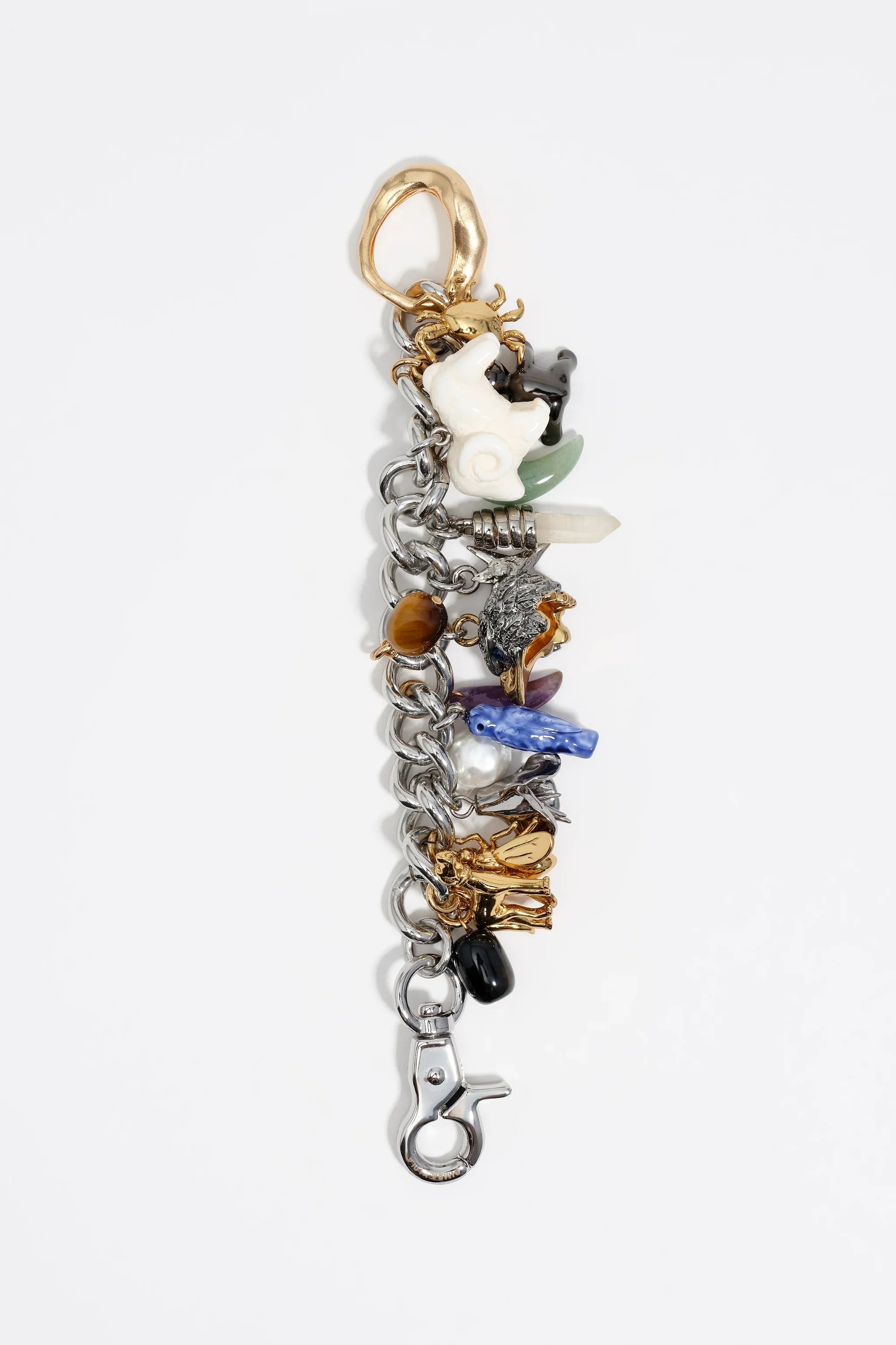 מחזיק מפתחות מתכתי כסוף וזהב עם תליונים צבעוניים ודמויות דקורטיביות, בחנות CHOZEN