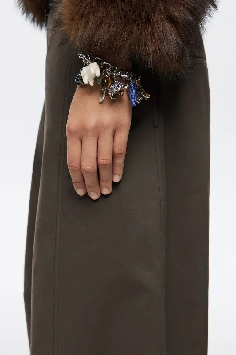 צמיד קמע איכותי עם תליונים צבעוניים על יד אישה, אופנה יוקרתית מקבוצת CHOZEN