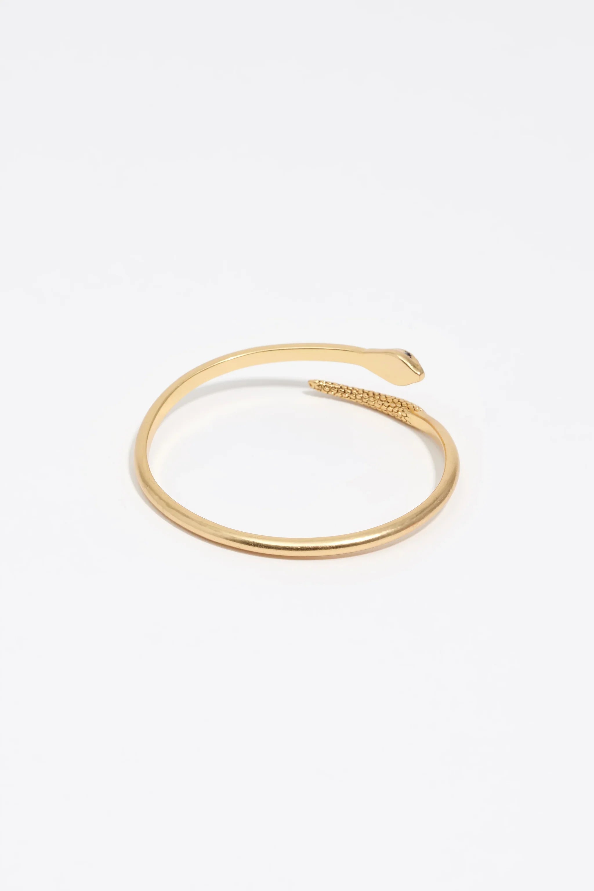 צמיד פתוח בצורת נחש בגוון זהב, תכשיט יוקרתי מבית CHOZEN