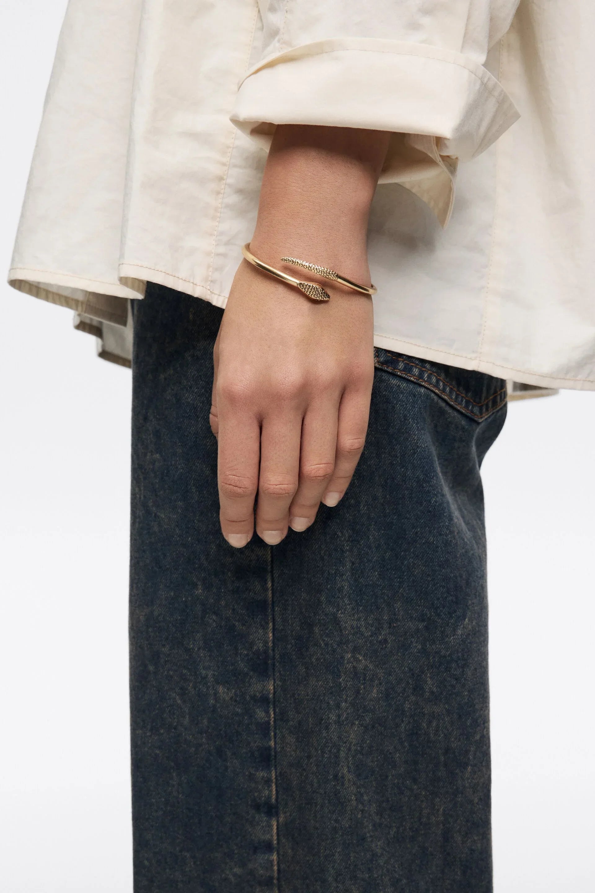 צמיד זהב מעוצב על פרק כף היד, אופנה יוקרתית מבית CHOZEN, צילום מקרוב