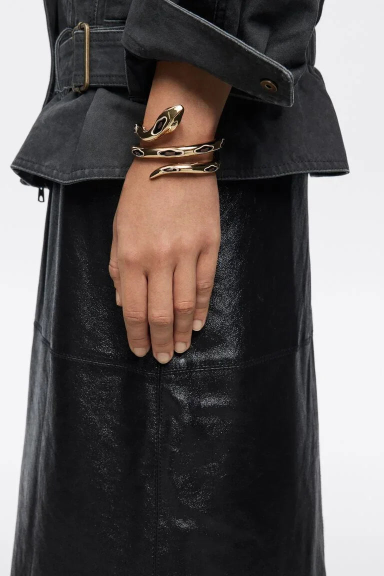 יד עם צמיד זהב בעיצוב נחש, ז'קט ומכנס עור שחורים, אופנה יוקרתית CHOZEN