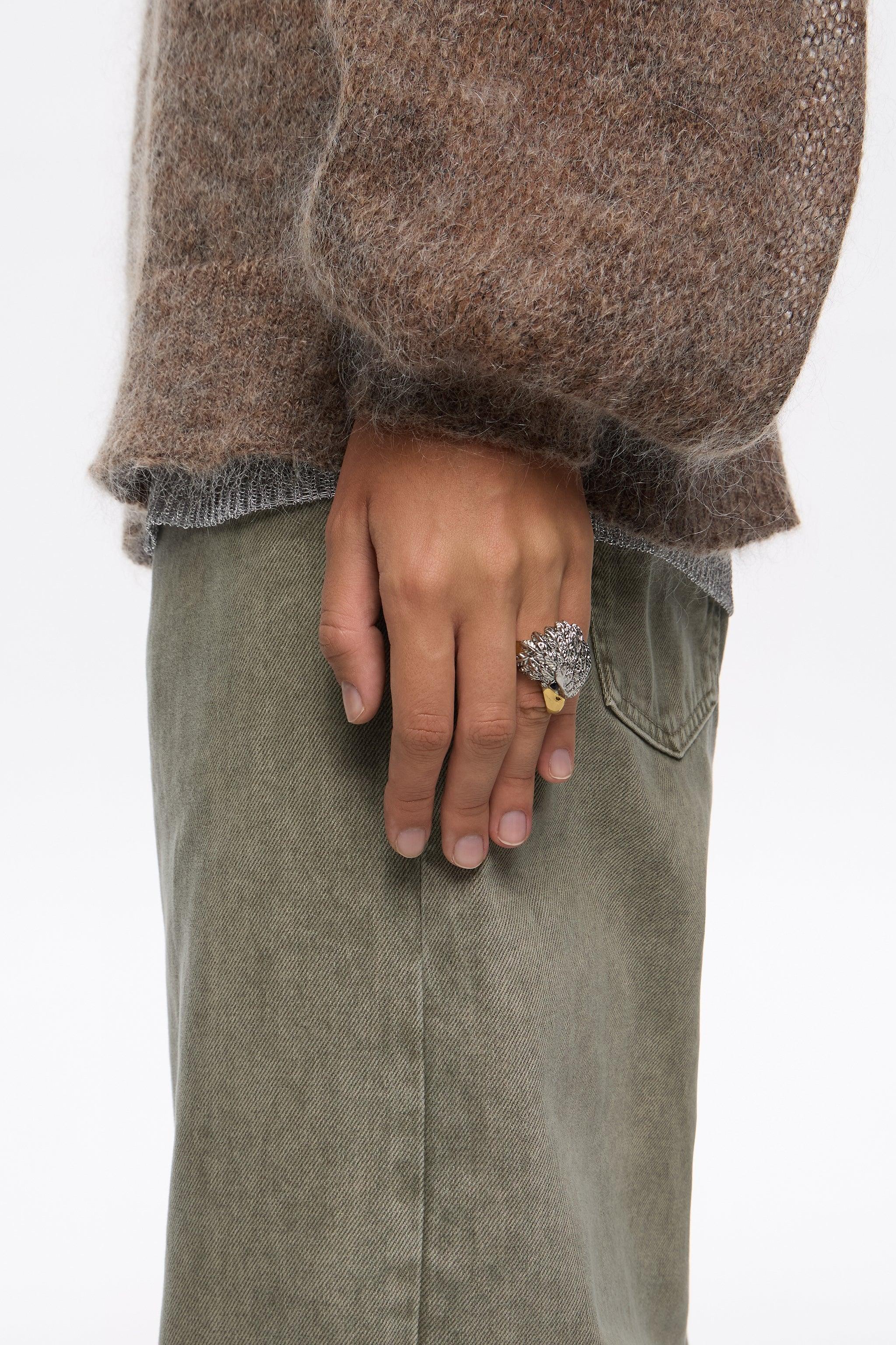 יד עם טבעת כסף מעוצבת, סוודר חום ומכנס ירוק, אופנה עדכנית CHOZEN