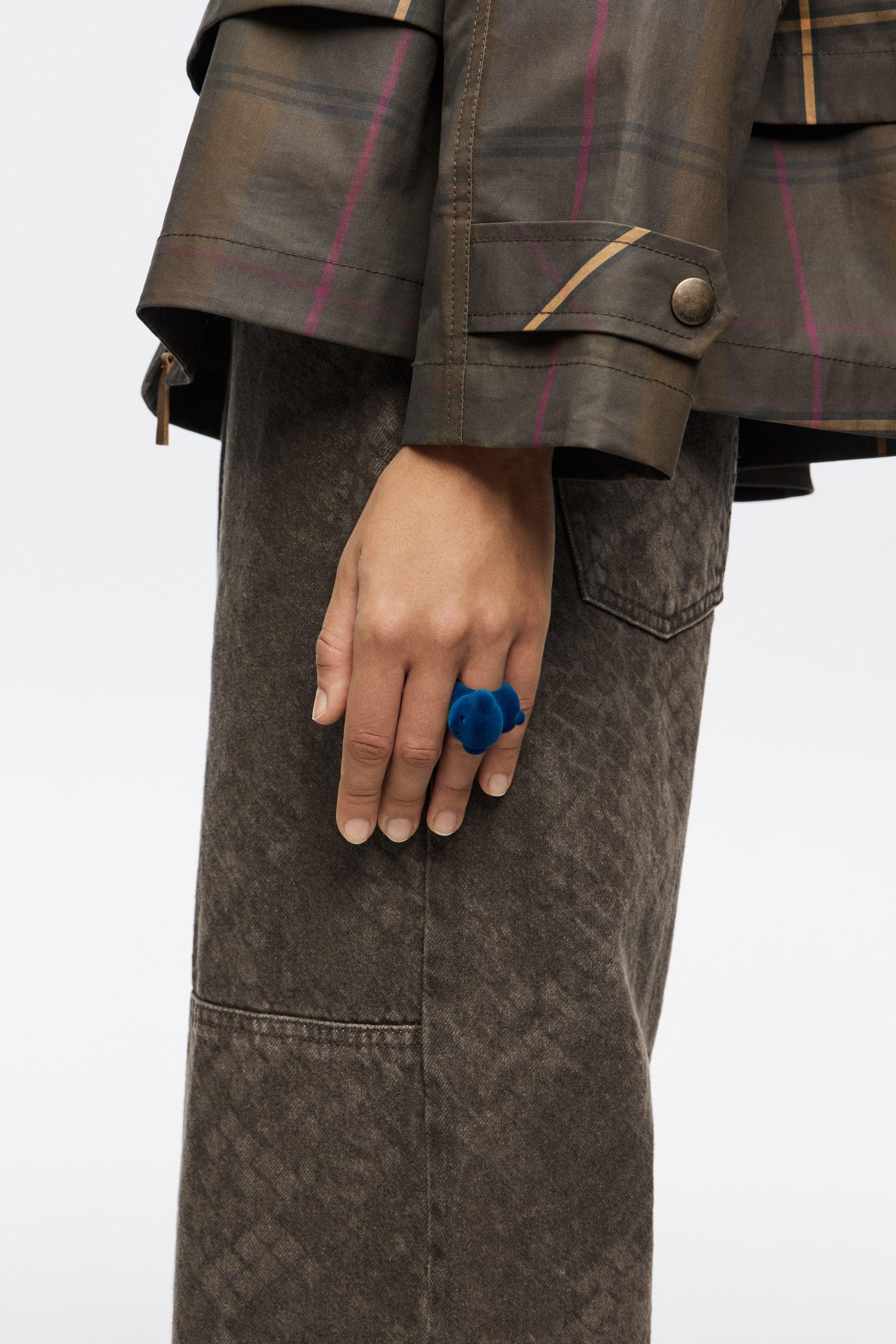 יד עם טבעת כחולה בעיצוב דובי, אופנה עכשווית CHOZEN קבוצה אלפא