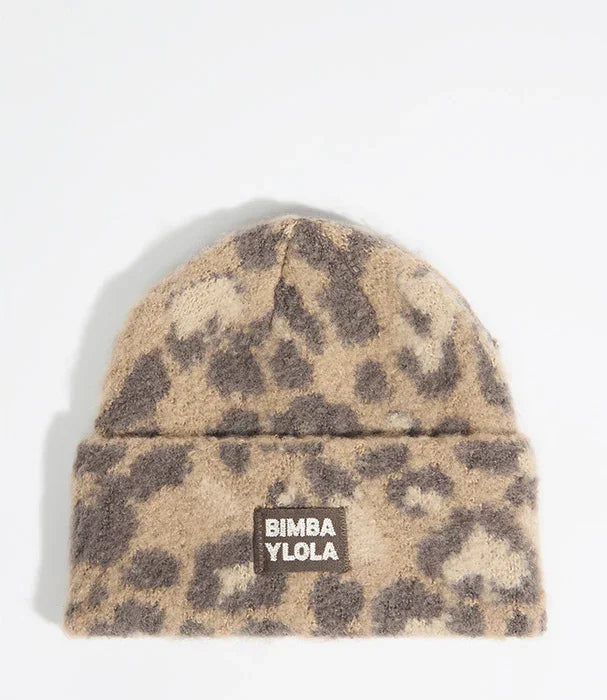כובע גרב חורפי בגוון בז׳ מנומר, לוגו BIMBA Y LOLA, אביזר אופנה מ-CHOZEN