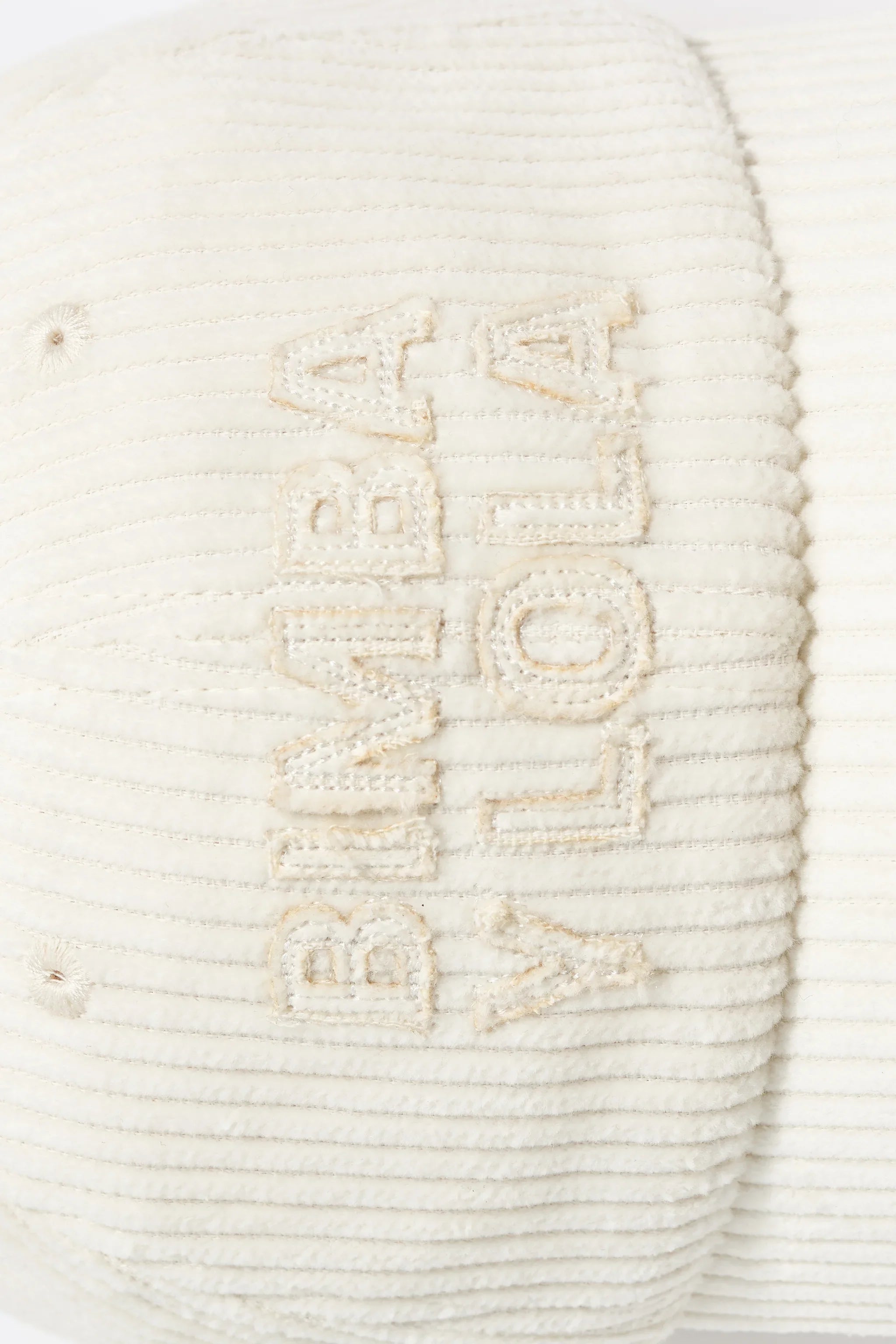 כובע קורדרוי לבן עם רקמת לוגו BIMBA Y LOLA, מותג אופנה מהמובילים באתר CHOZEN