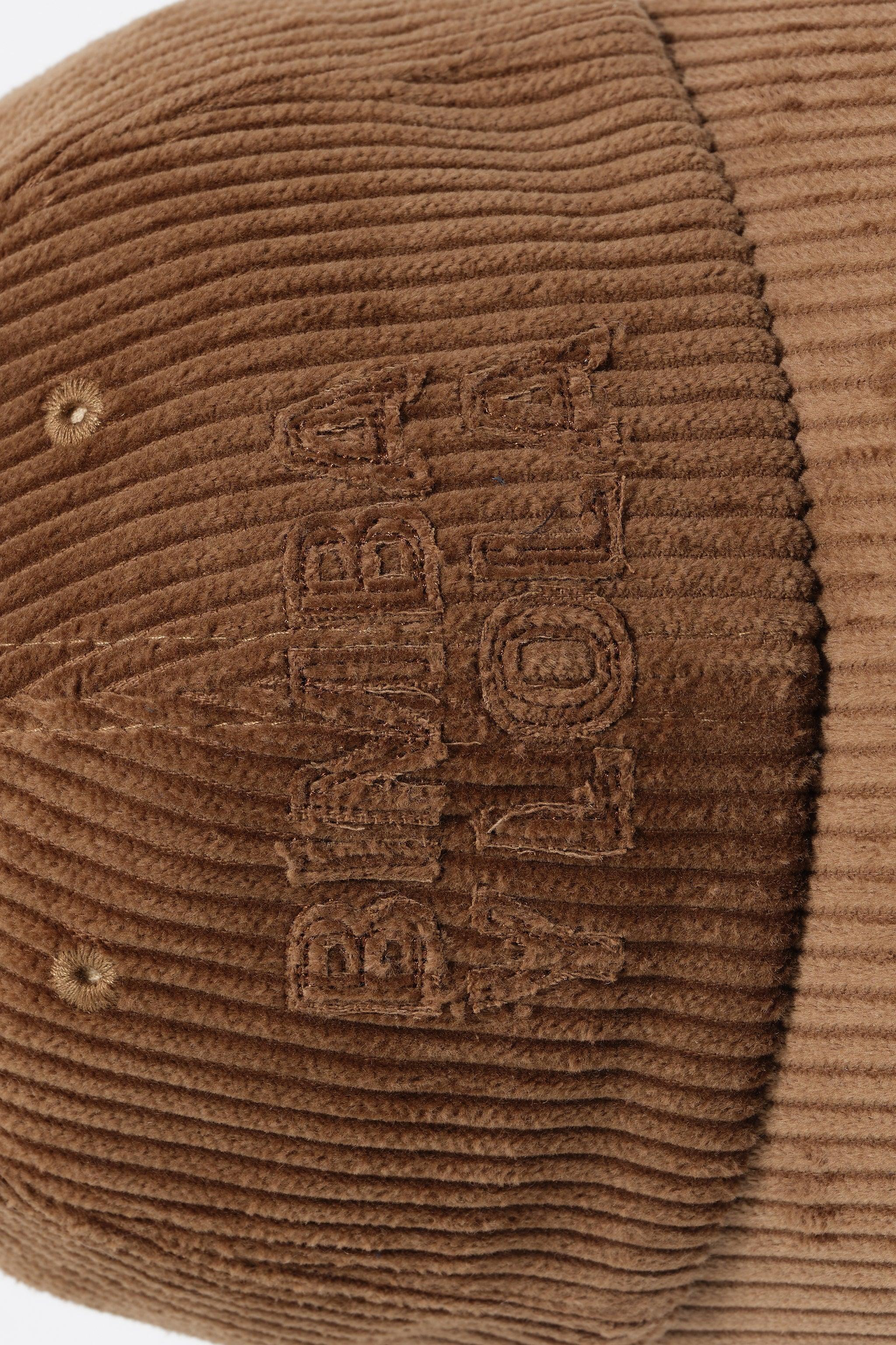 כובע קורדורוי חום עם רקמת כיתוב, מותג CHOZEN, אופנה מבית קבוצת אלפא