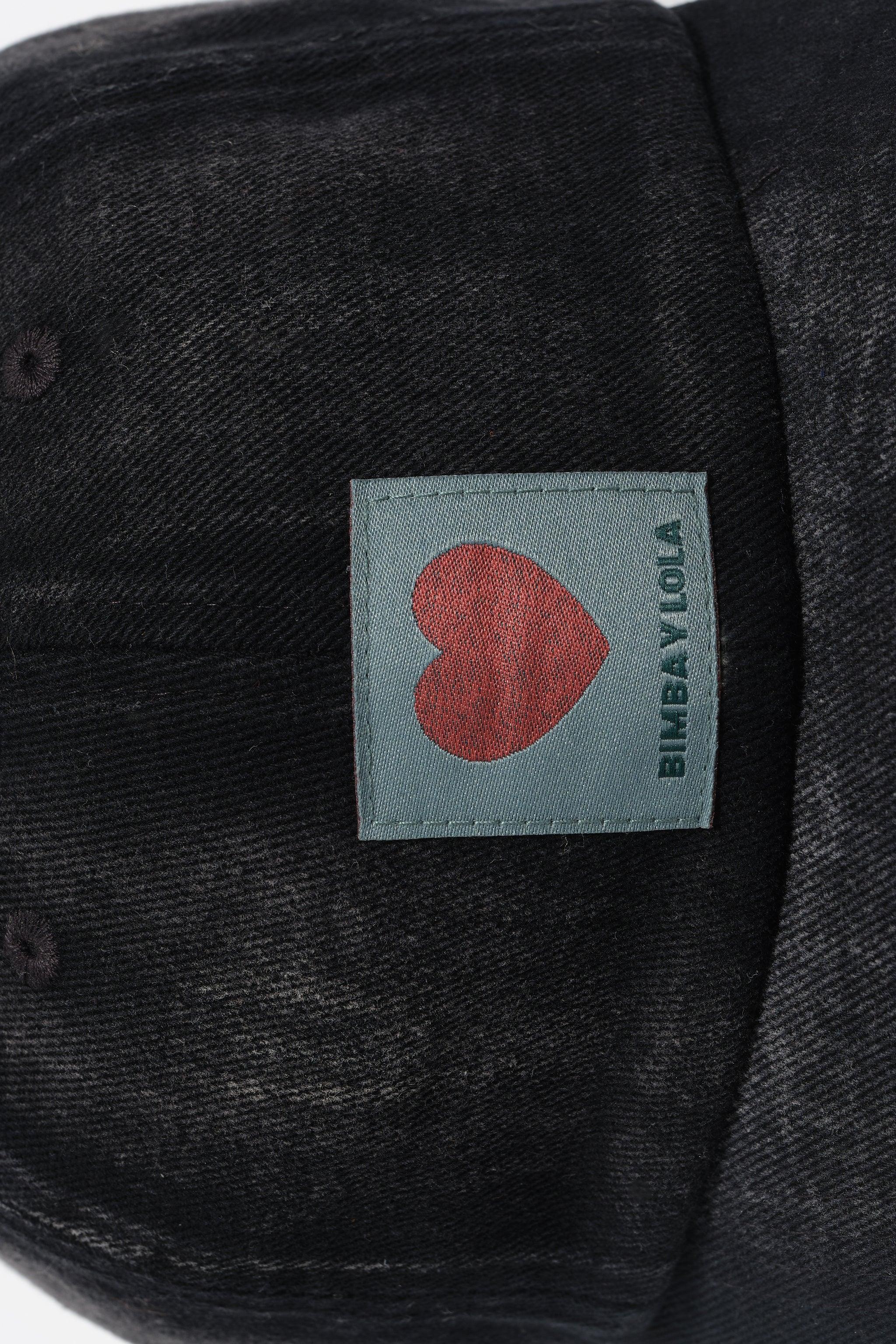 כובע שחור עם טלאי BIMBA Y LOLA ולב אדום, מבית מותגים מובילים CHOZEN