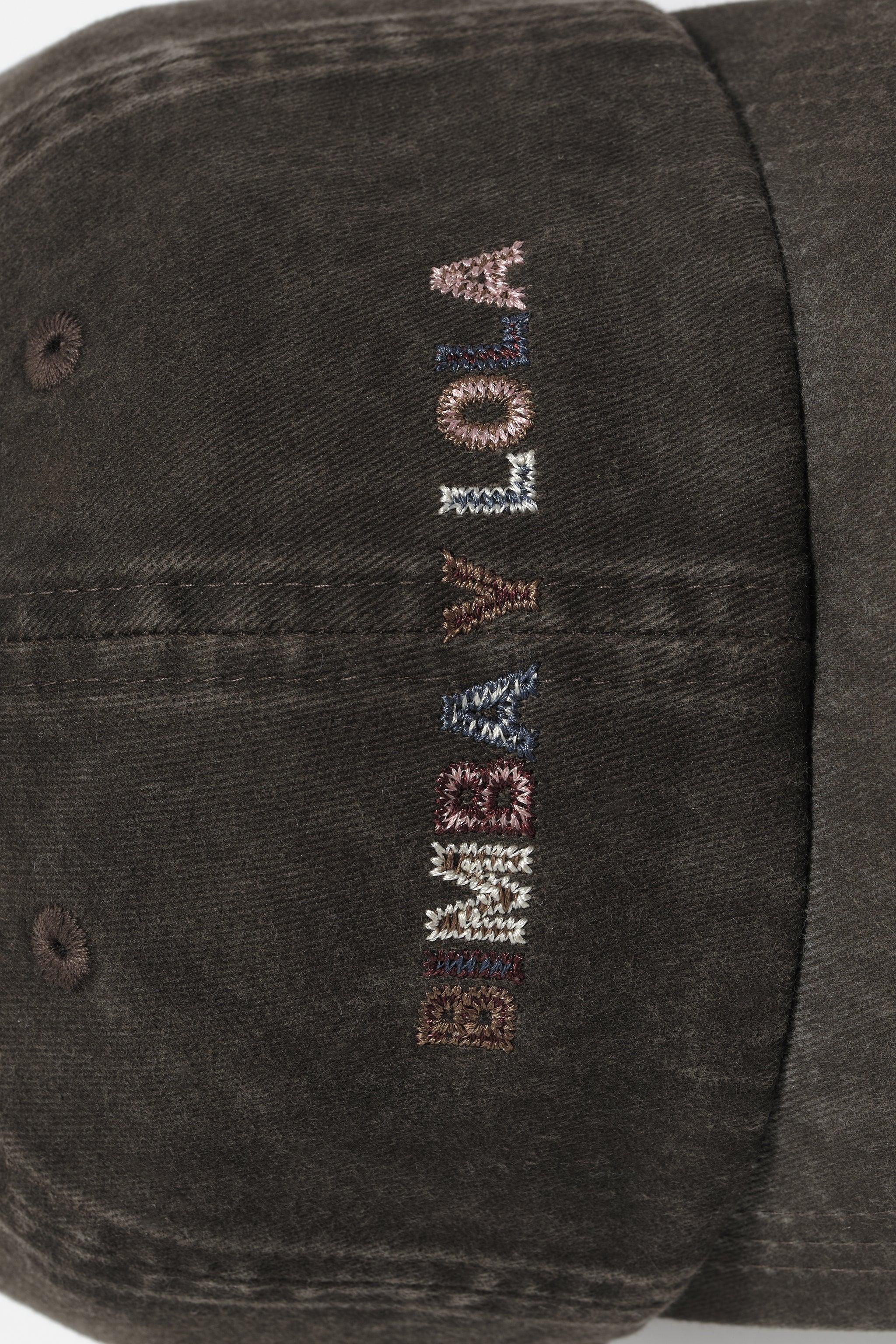 כובע מצחייה שחור עם רקמת אותיות צבעוניות בעיצוב ייחודי, מבית המותגים CHOZEN