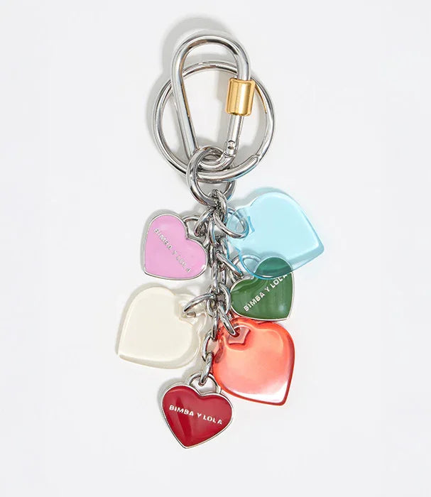מחזיק מפתחות לבבות צבעוני ממתכת של BIMBA Y LOLA, אביזר אופנתי ב-CHOZEN