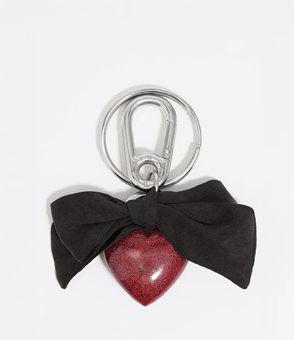 מחזיק מפתחות כסף עם לב נצנצים אדום וסרט שחור, אביזר אופנה CHOZEN