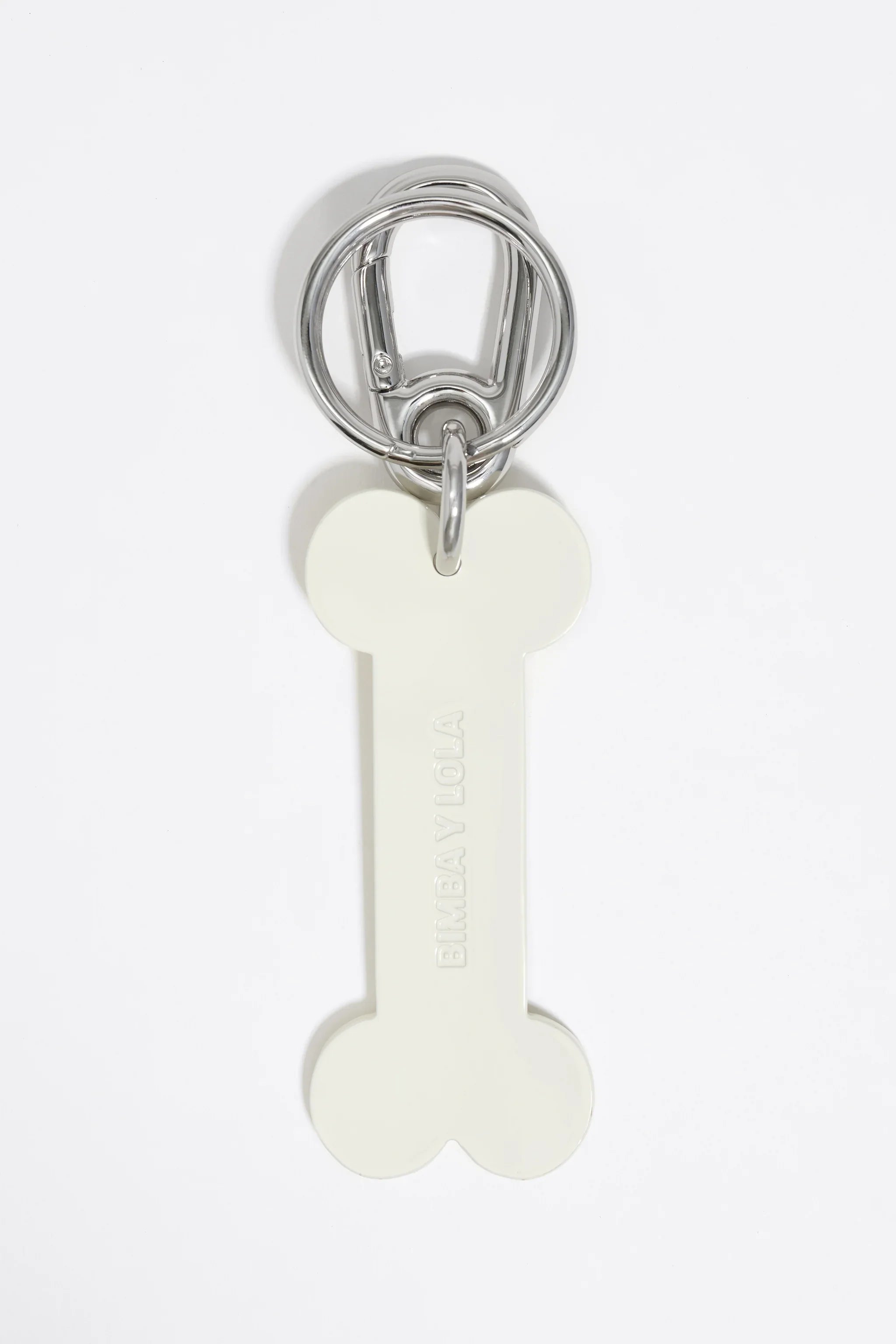 מחזיק מפתחות בצורת עצם כלב לבנה עם כיתוב BIMBA Y LOLA, אביזר אופנה מבית CHOZEN