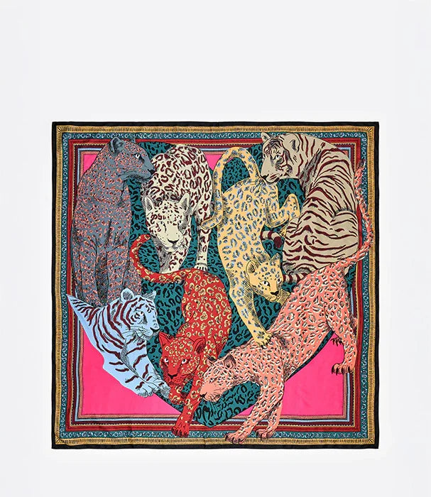 צעיף מעוצב צבעוני עם דמויות נמרים מנומרים, רקע ורוד, אופנה יוקרתית CHOZEN