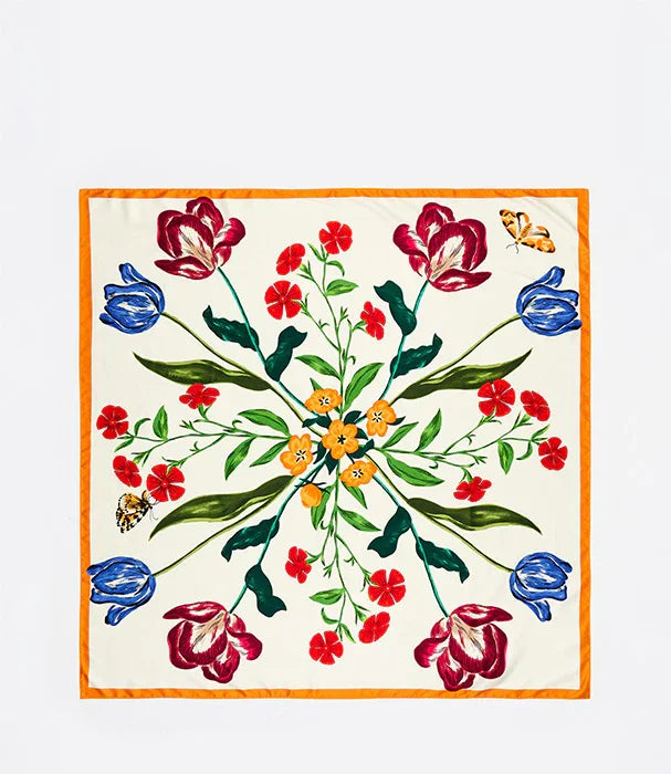 צעיף משי מעוצב של CHOZEN עם דוגמת פרחים צבעונית על רקע לבן, עיצוב יוקרתי ואופנתי