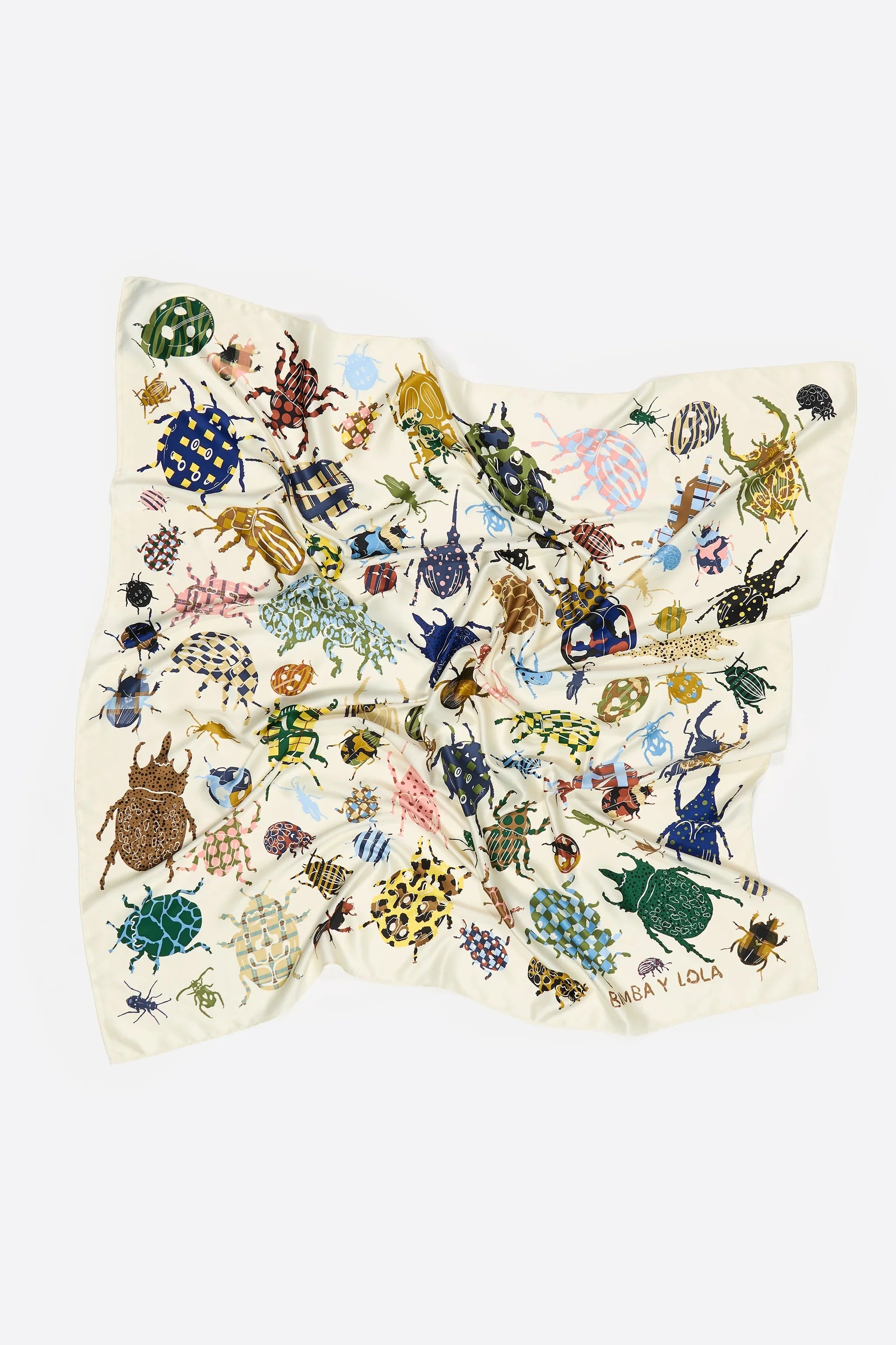 צעיף משי צבעוני מעוצב בחרקים על רקע לבן, מותג BAMBA Y LOLA, באתר CHOZEN