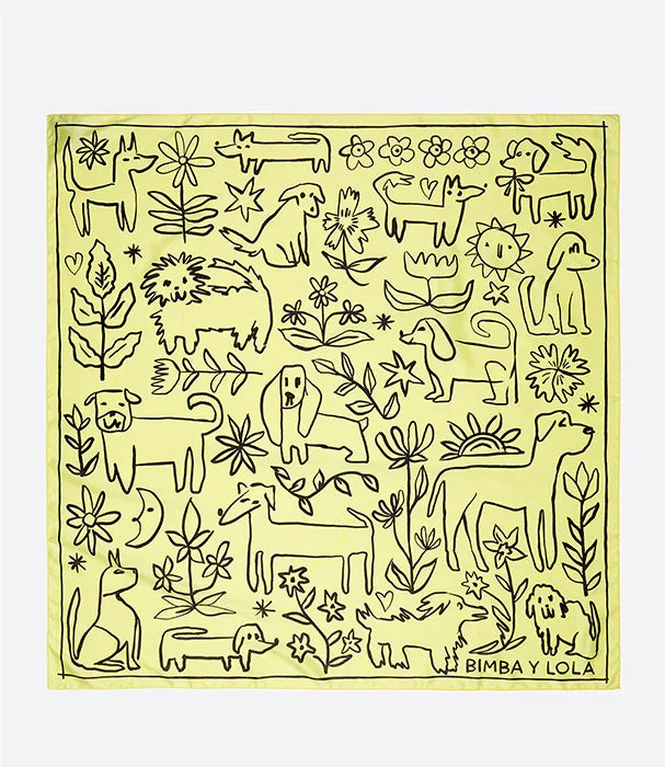 צעיף צהוב עם איורים שחורים של כלבים ופרחים, עיצוב BIMBA Y LOLA, מתוך CHOZEN