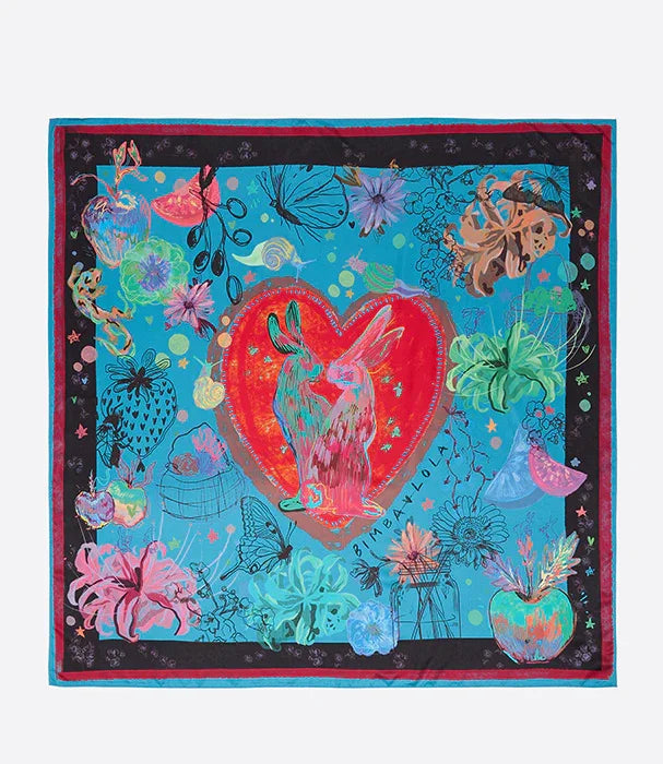 צעיף מעוצב, רקע כחול עם ציורים צבעוניים של חיות, לב אדום גדול במרכז, מותג BIABA Y LOLA