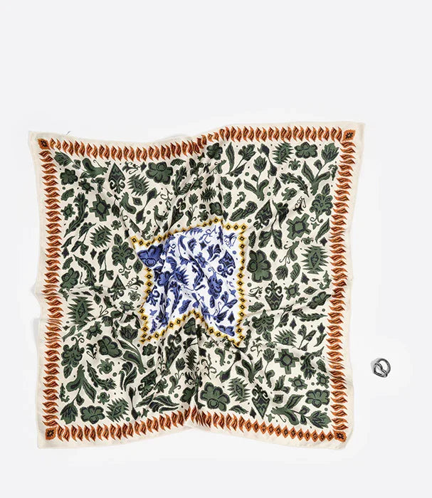 מטפחת בד מעוצבת עם הדפס פרחוני ירוק במרכז כחול, מונחת על רקע לבן, CHOZEN