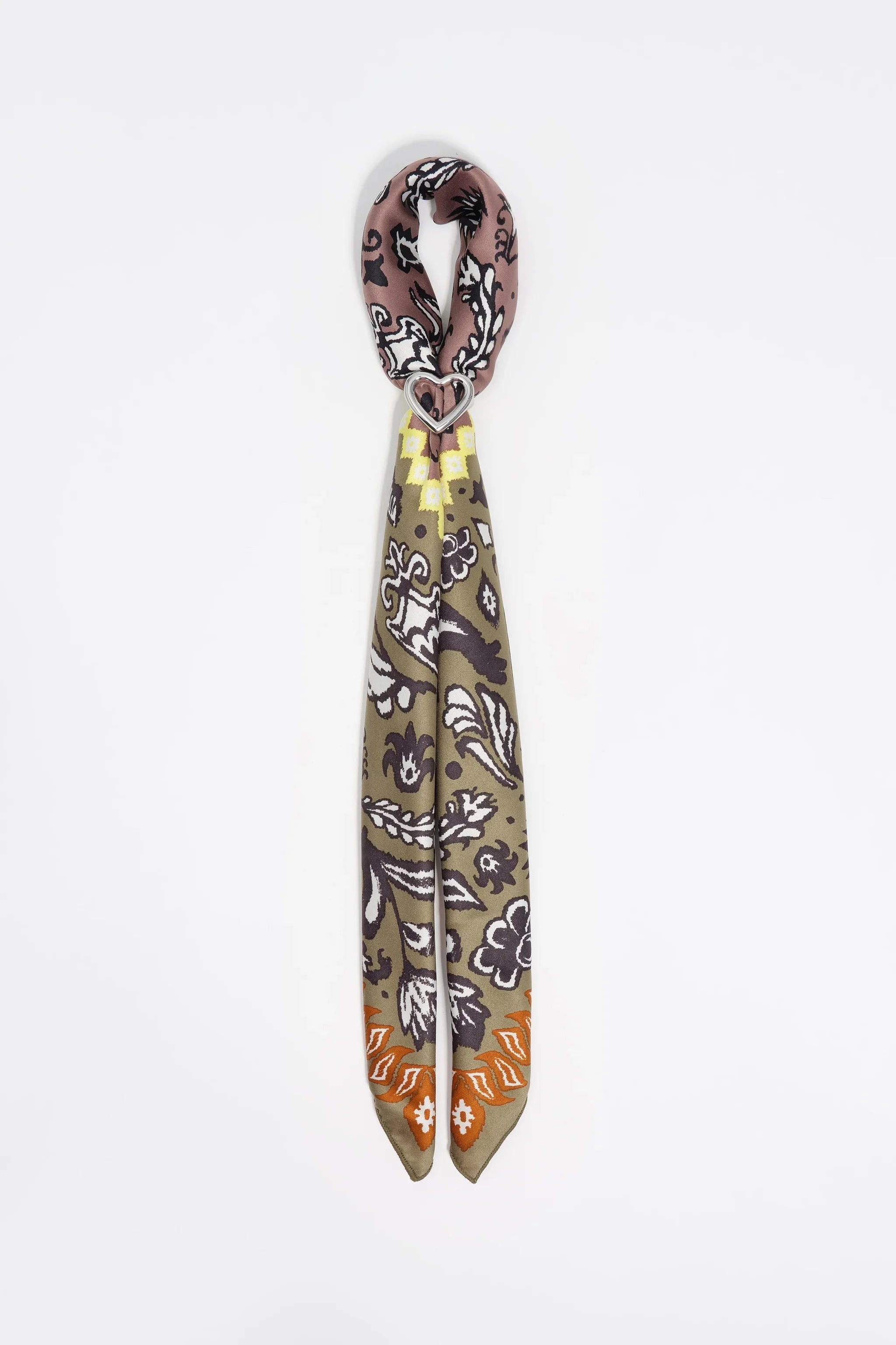 צעיף דקורטיבי עם דוגמת פרחים צבעונית בטון חום-זית, אבזם לב כסוף, מבית CHOZEN