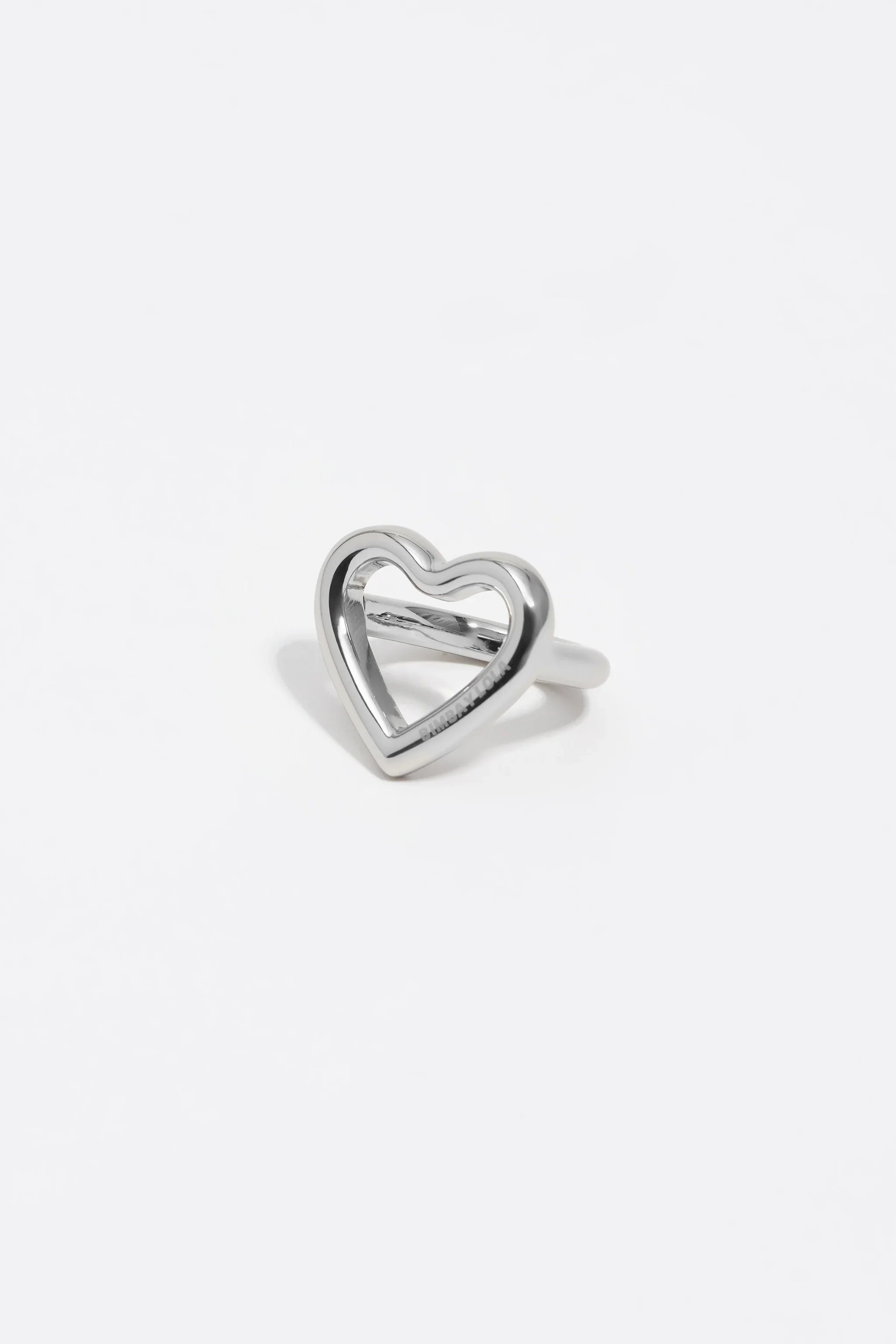 טבעת כסף פתוחה בעיצוב לב, תכשיט אופנתי מבית CHOZEN, מצולמת על רקע לבן