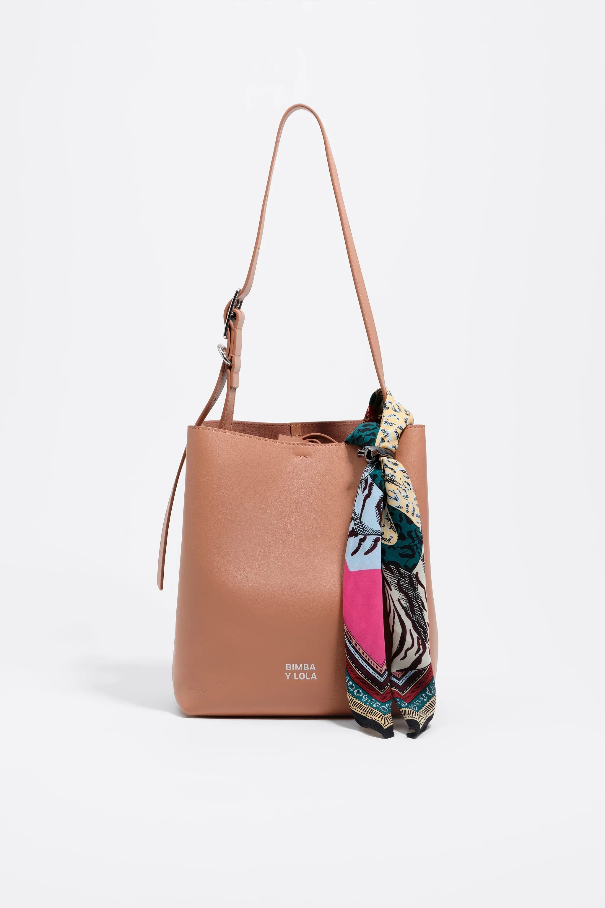 תיק עור חום עם רצועה ארוכה ומטפחת צבעונית מבית BIMBA Y LOLA, נמכר ב-CHOZEN
