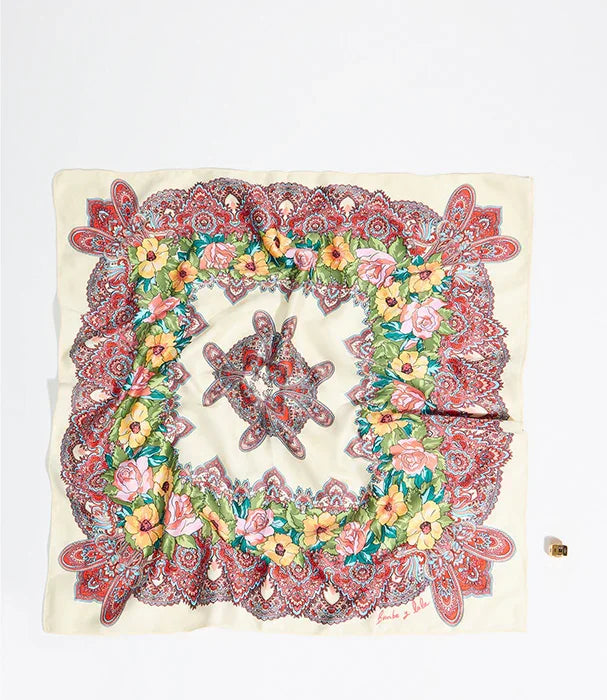 צעיף משי מעוצב עם דוגמת פרחים צבעונית, CHOZEN מותגי יוקרה, צילום על רקע לבן