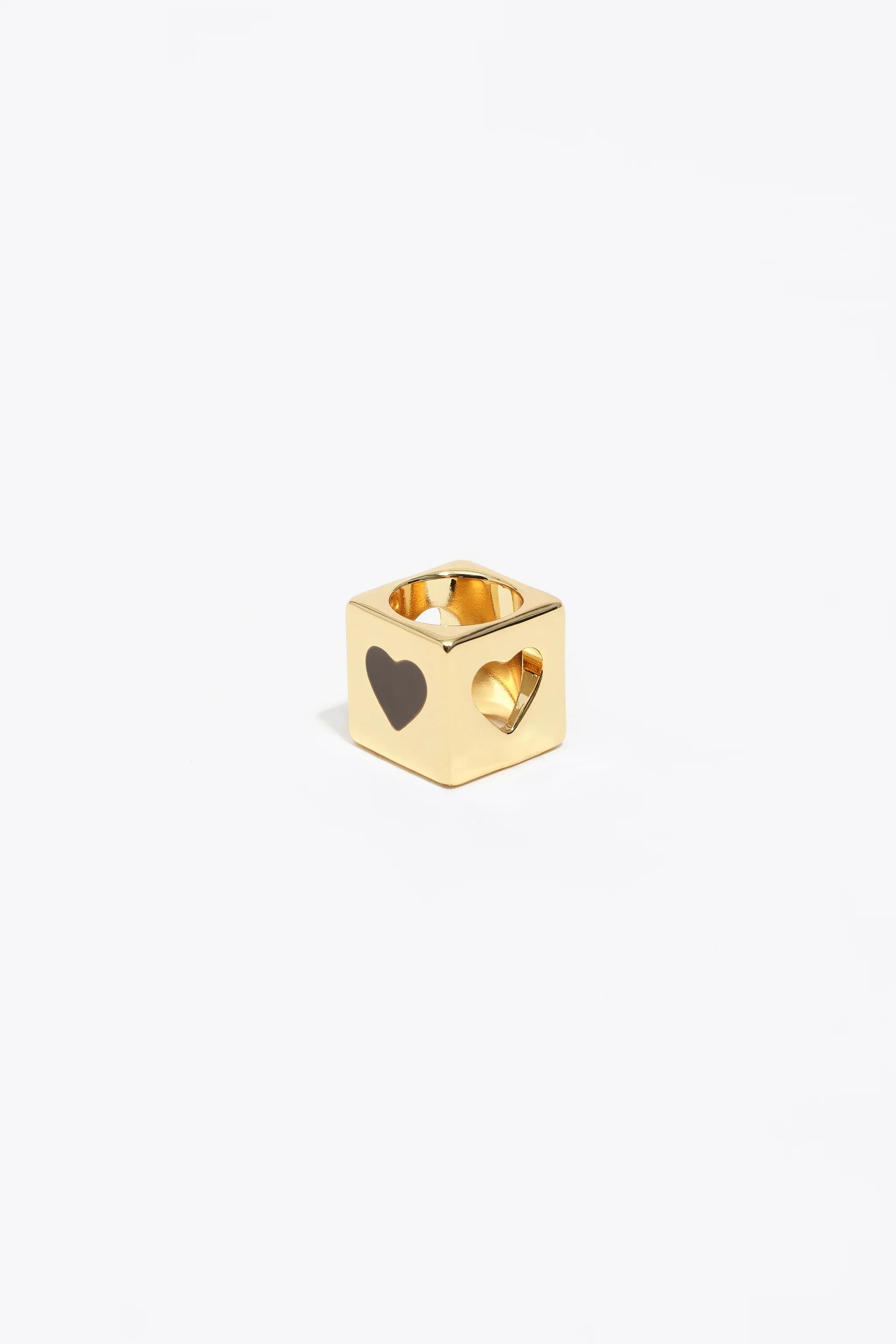 טבעת קוביית זהב עם לבבות, עיצוב מודרני, מוצג בחנות CHOZEN מבית קבוצת אלפא
