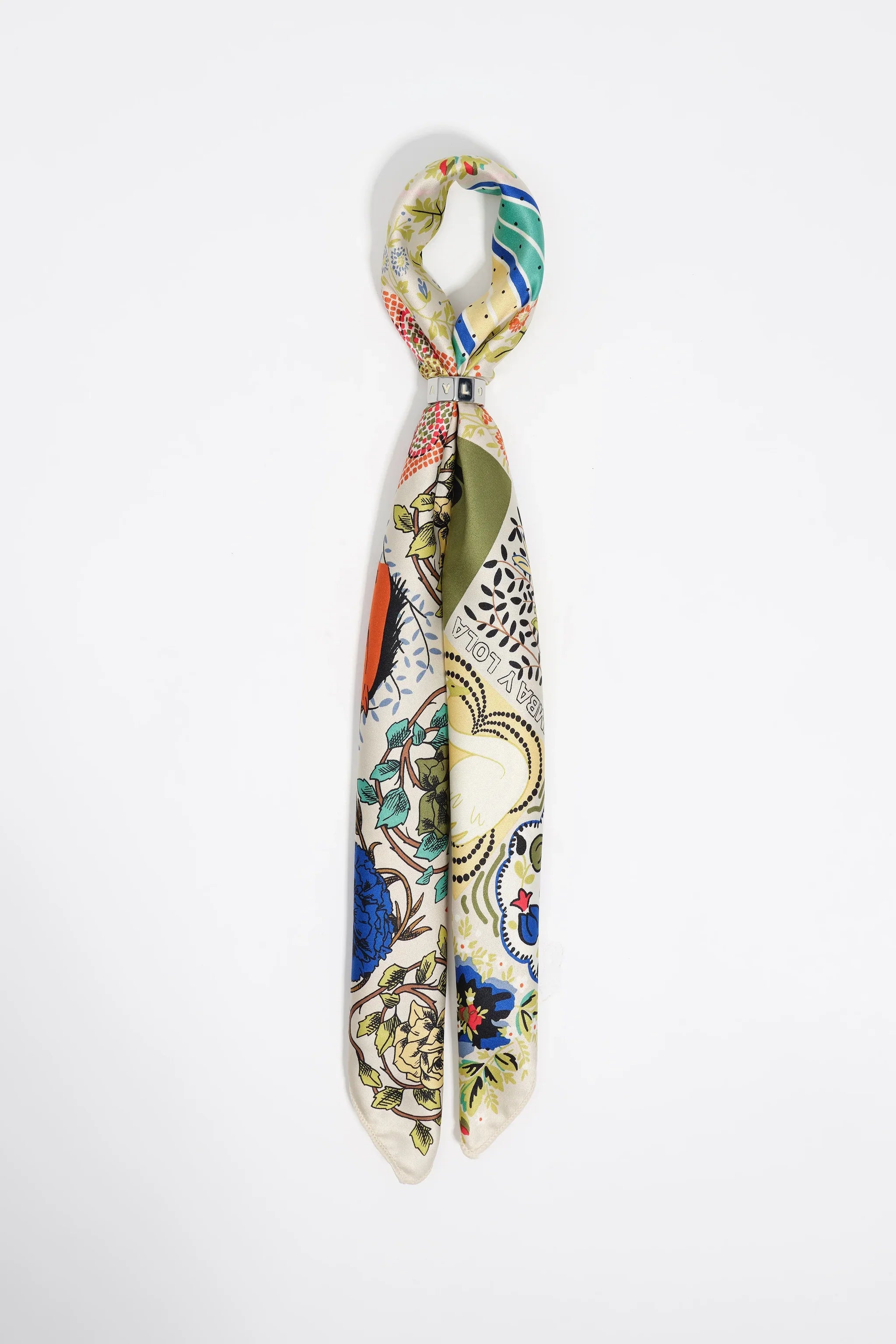 צעיף משי צבעוני עם הדפס פרחים מעוצב, צילום מוצר לאתר CHOZEN מותגים מובילים