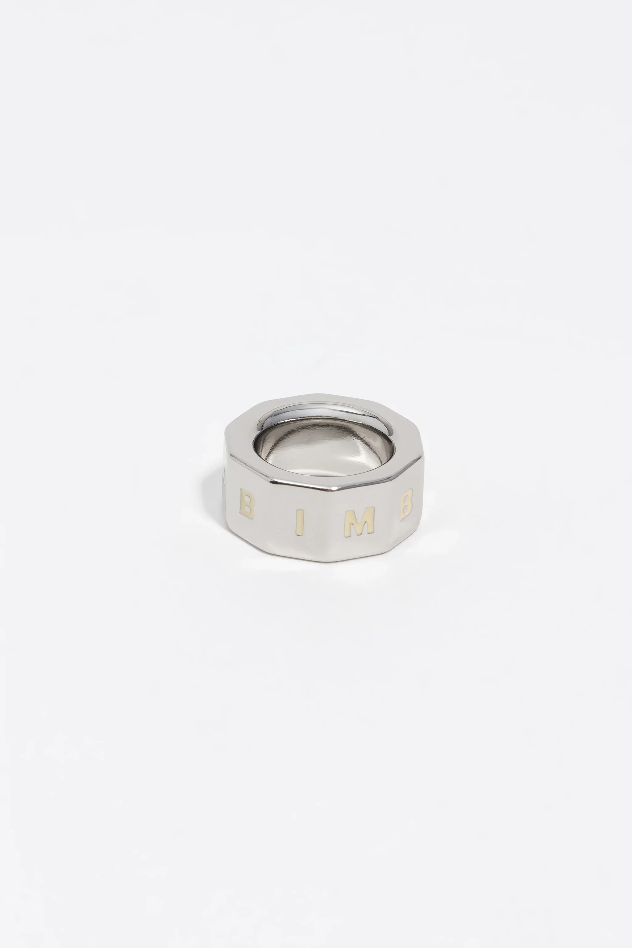 טבעת כסף משושה עם כיתוב BIM8, צילום מוצר נקי לאתר CHOZEN