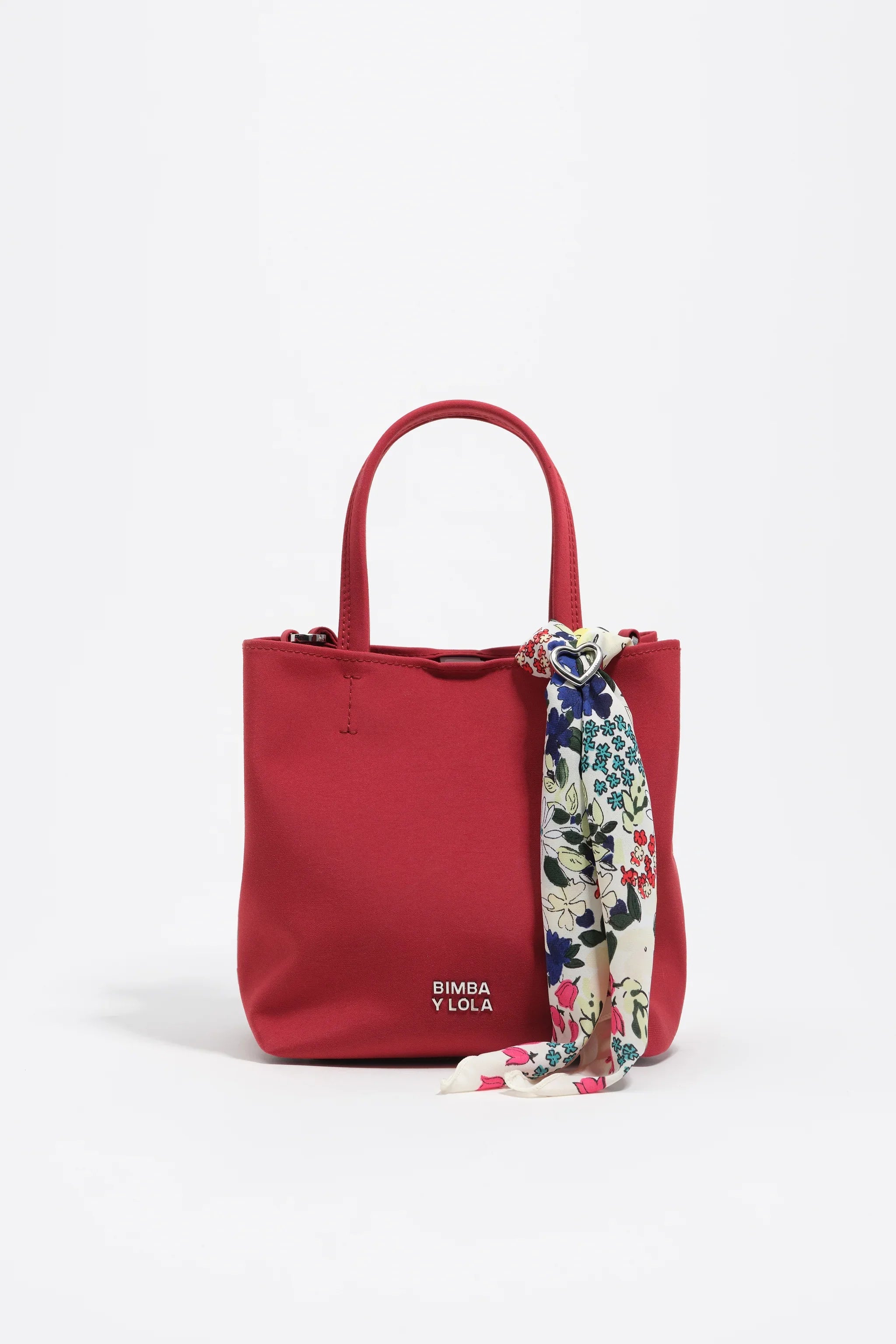 תיק יד אדום לאישה של BIMBA Y LOLA עם צעיף פרחוני, צילום על רקע לבן, מותגים ב-CHOZEN