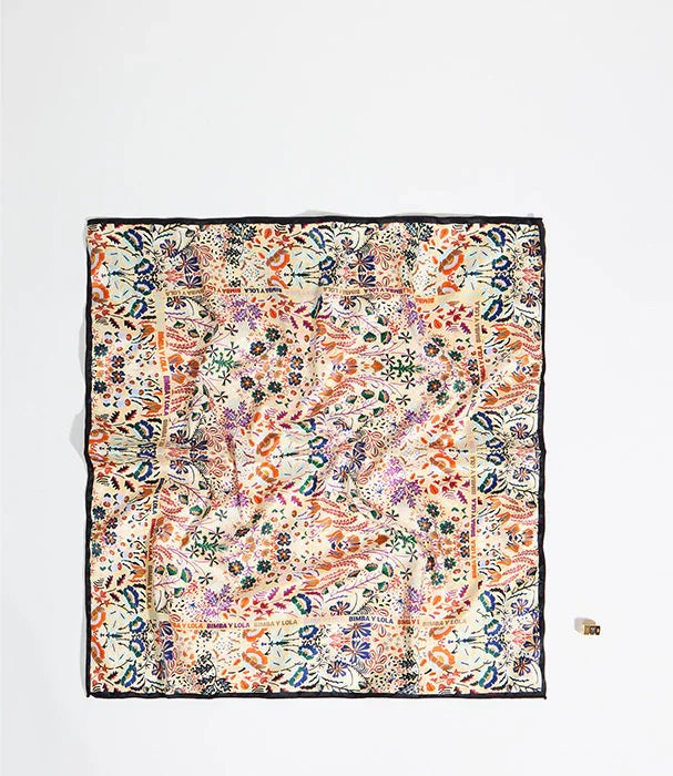 צעיף משי רב צבעוני עם דוגמת פרחים ודגים על רקע בהיר, מצולם על רקע לבן, CHOZEN