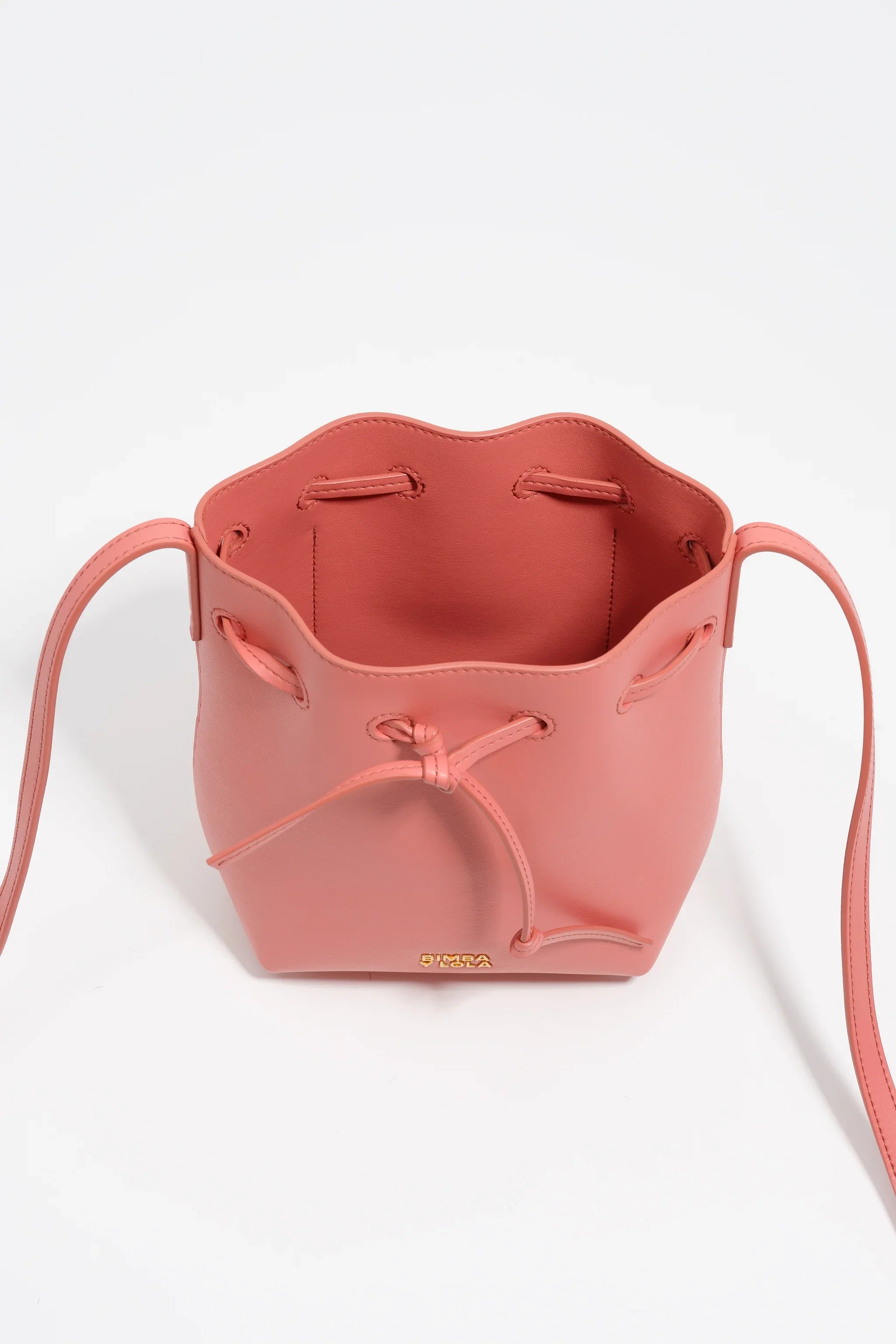 תיק דלי ורוד מעור עם שרוך וסמלילה זהב, מבית המותגים המובילים ב-CHOZEN