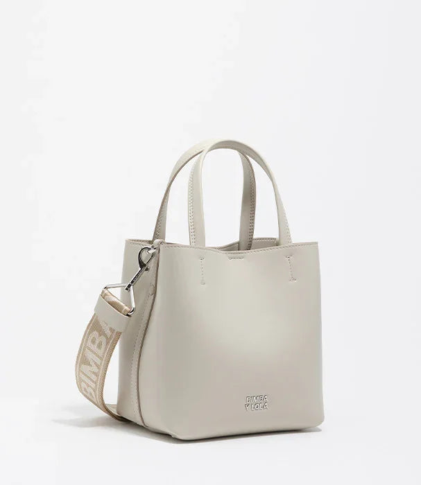 תיק יד לאשה מבית BIMBA Y LOLA בצבע בז', רצועת כתף עם לוגו, מוצג ב-CHOZEN מותגים מובילים