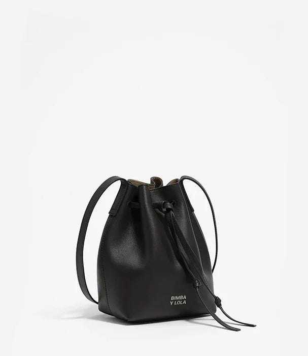 תיק באקט שחור יוקרתי של BIMBA Y LOLA, קיים ברצועת כתף, מוצג באתר CHOZEN
