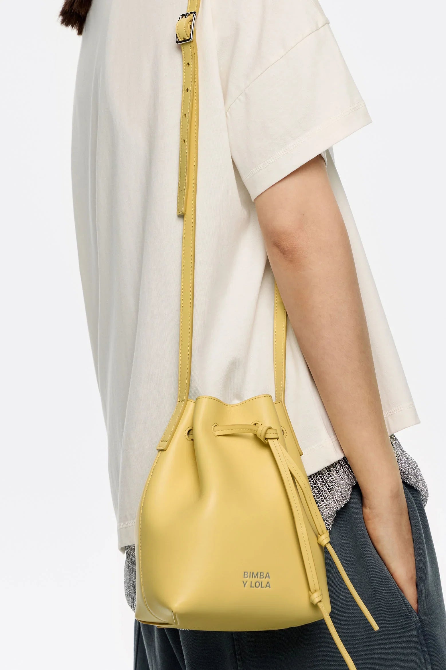 תיק צד Bimba Y Lola צהוב בעיצוב דלי, אופנתי, על כתף של אישה, קולקציית מותגים CHOZEN
