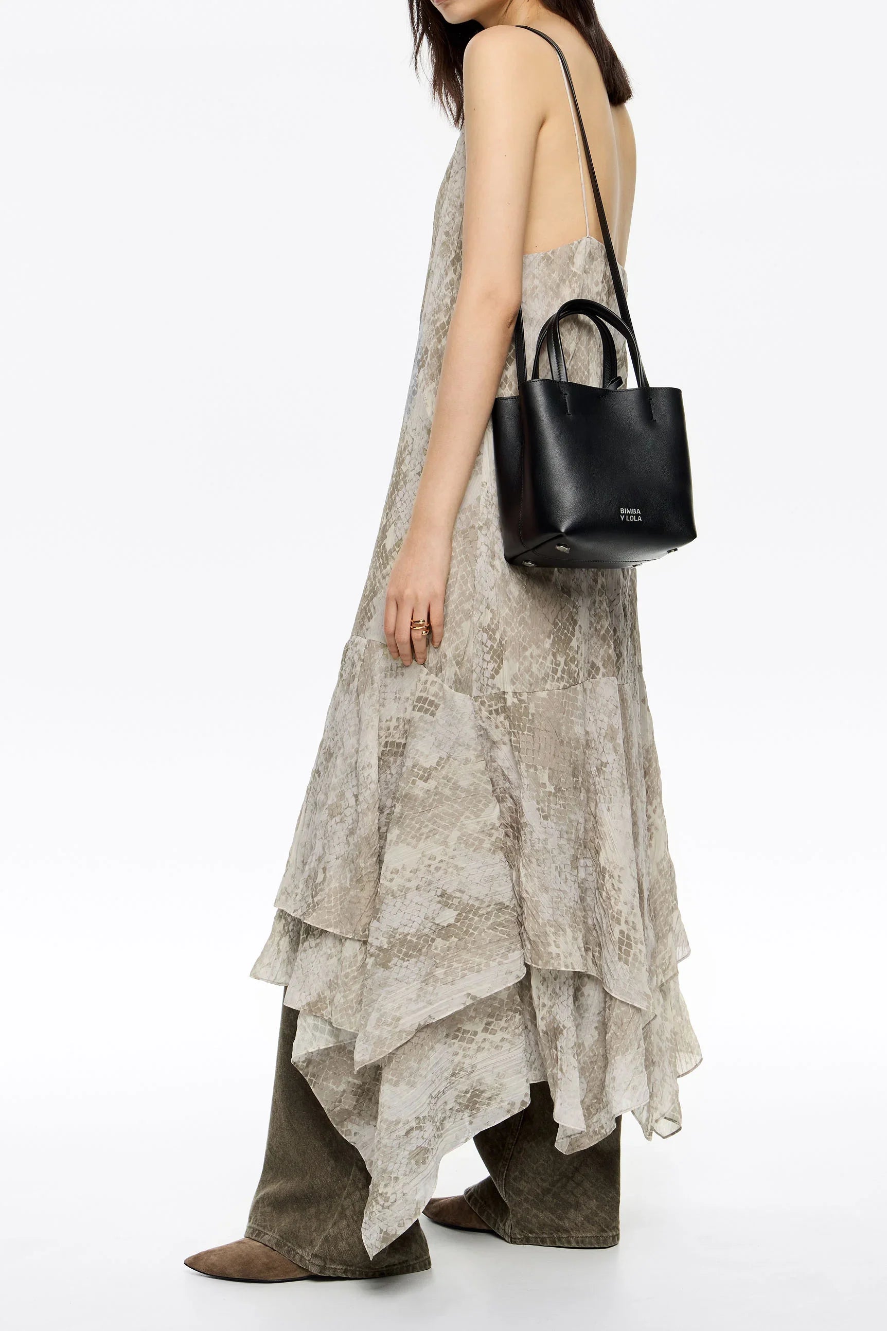 אישה לובשת שמלת חיתוכים בהדפס אפור ותיק שחור Bimba Y Lola, אופנה יוקרתית ב-CHOZEN