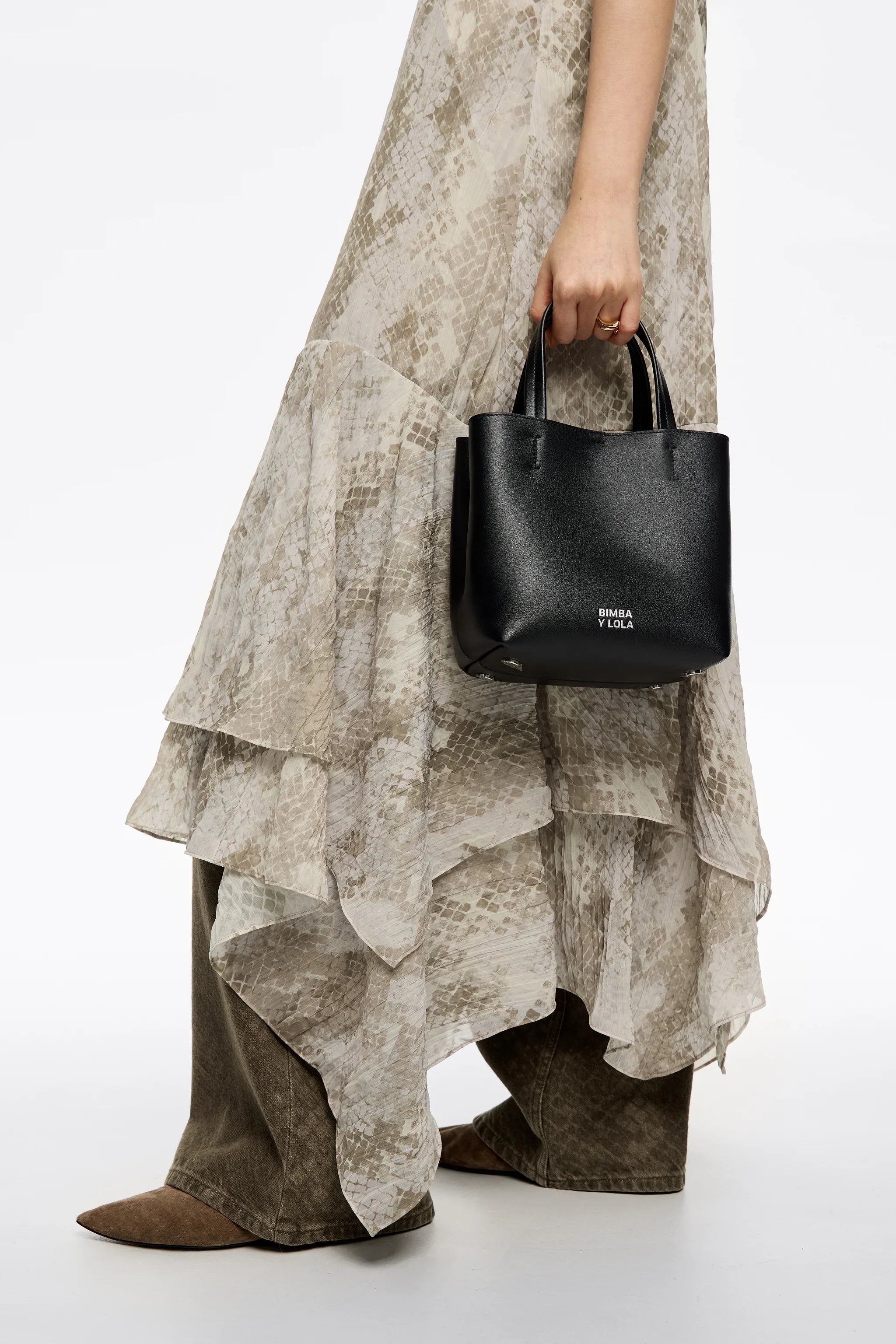 תיק יד שחור Bimba Y Lola, שמלה בהדפס נחש ונעליים חומות, אופנה יוקרתית מבית CHOZEN