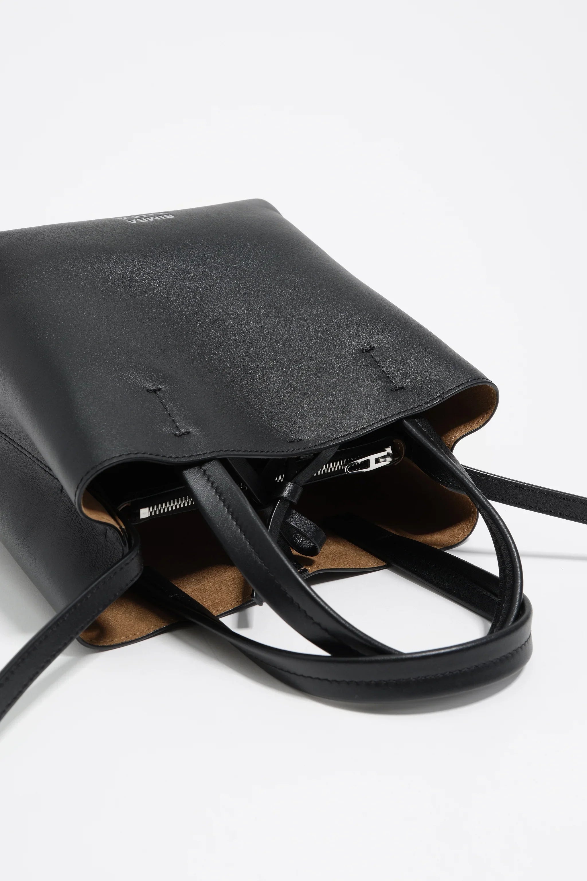 תיק עור שחור יוקרתי לנשים עם ידיות, מבית מותג על, על רקע לבן, CHOZEN