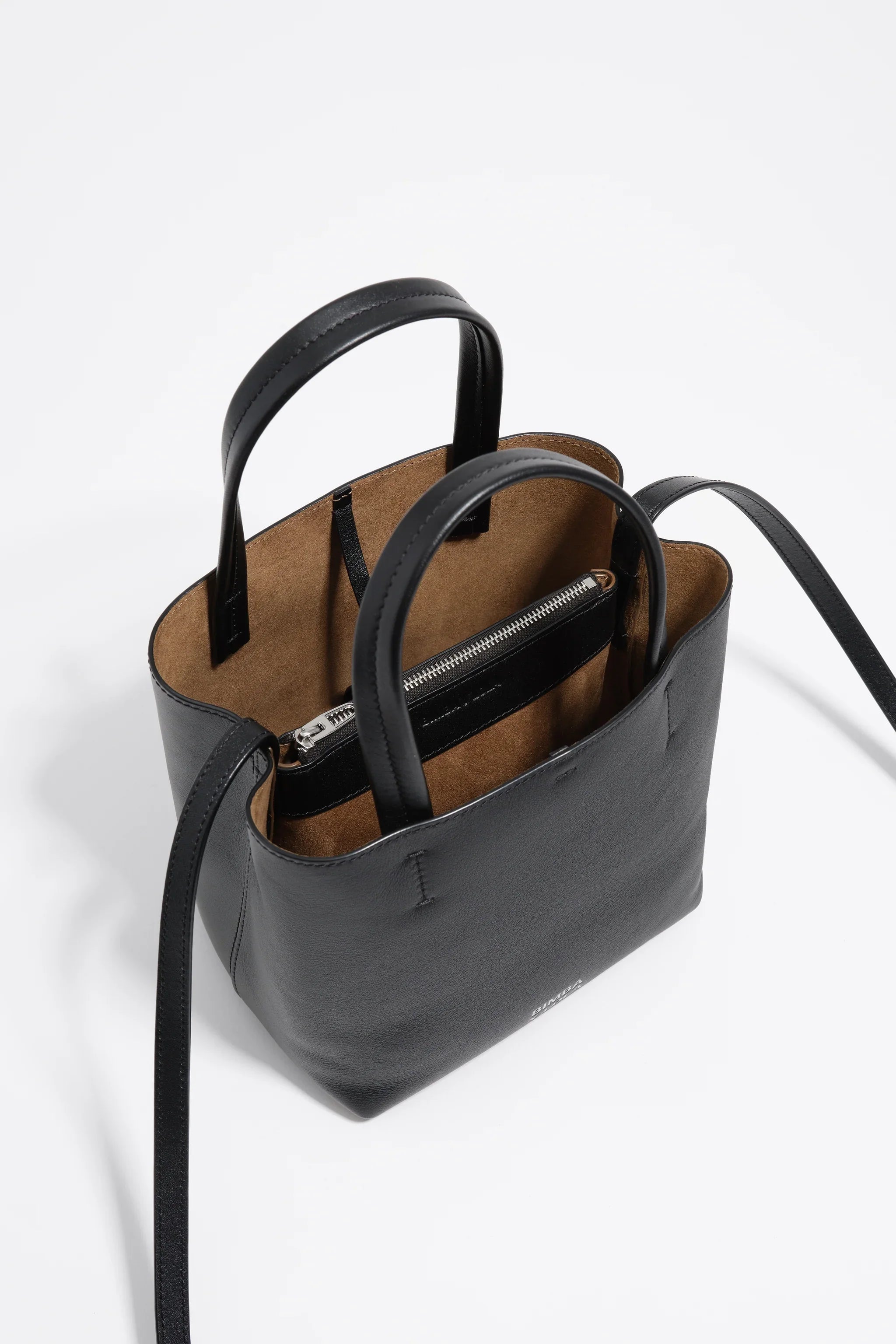 תיק יד מעור שחור יוקרתי לנשים, מותג CHOZEN, עם רצועה כפולה ותא פנימי, על רקע לבן