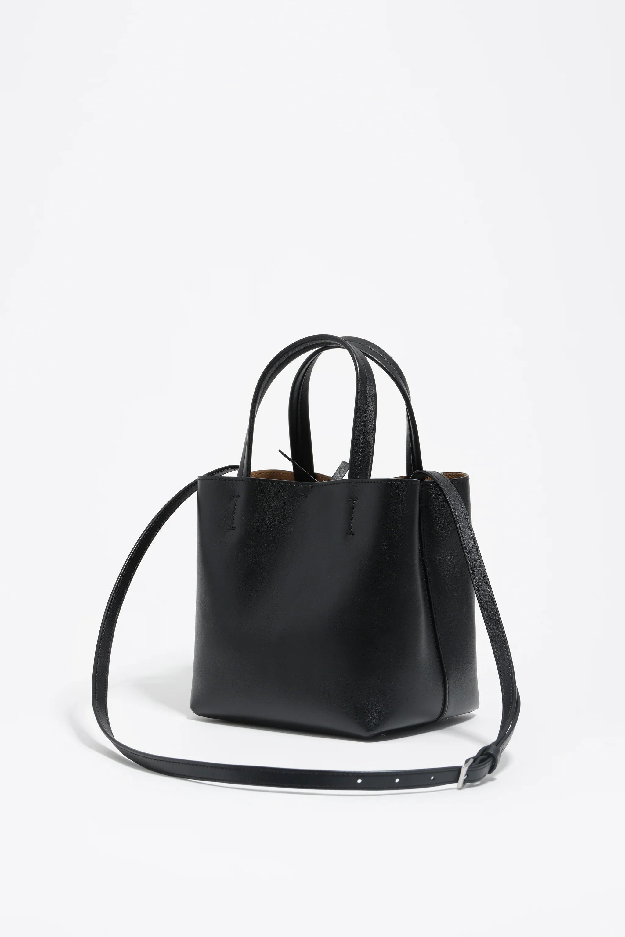 תיק יד שחור מעור עם רצועה ארוכה, עיצוב נקי, צילום לקטלוג CHOZEN מותגים מובילים