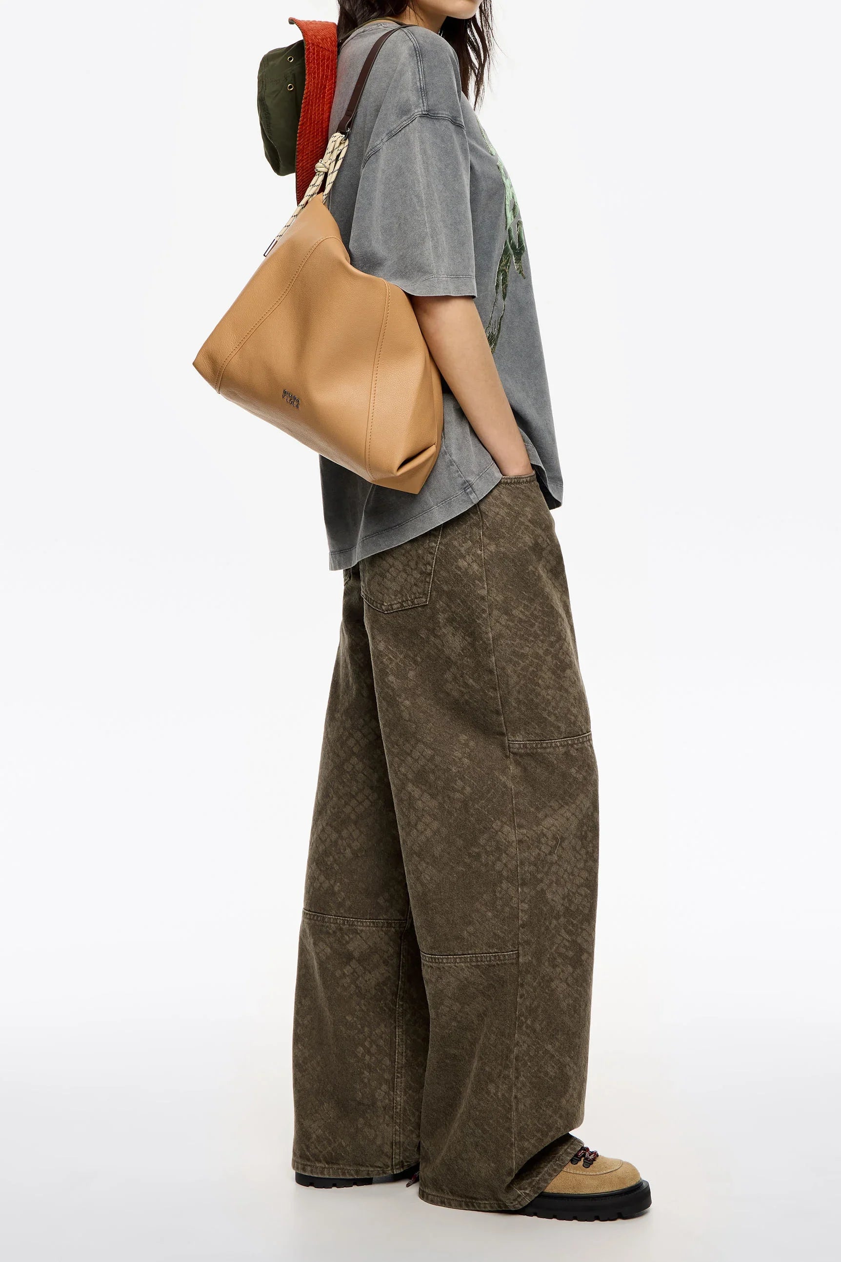 אופנת נשים CHOZEN, תיק כתף חום, חולצה אפורה ומכנסיים רחבים אפורים