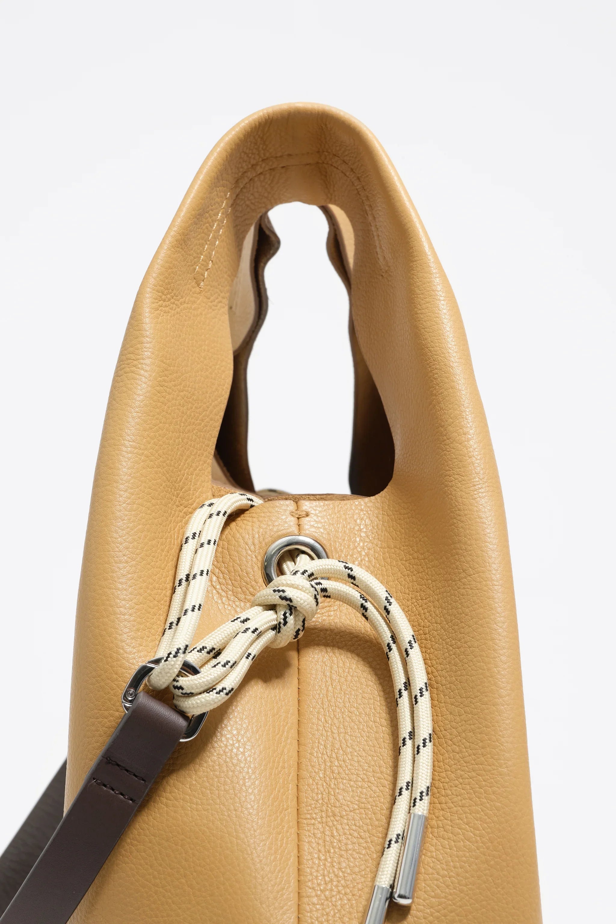 תיק עור חום עם ידית ושרוך קנבס צהוב, עיצוב יוקרתי של CHOZEN