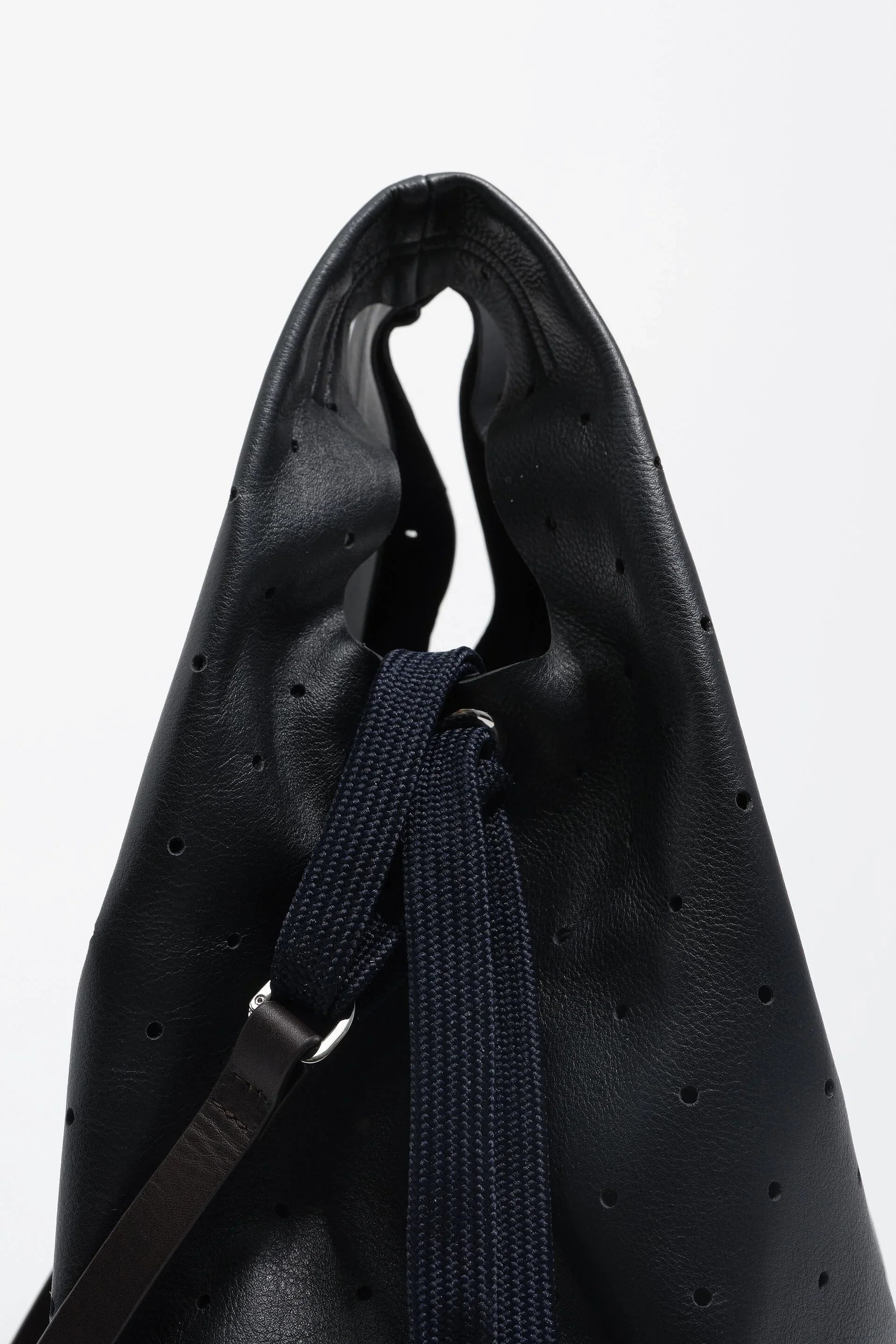 תיק גב עור שחור עם חורים ודגשים של שרוך כהה, מותגי יוקרה ב-CHOZEN