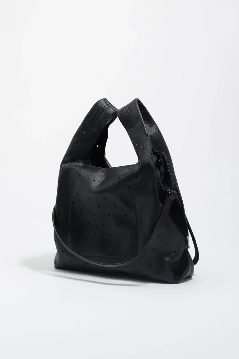 תיק יד שחור אופנתי עם חורים קטנים, עיצוב מודרני, מבית CHOZEN קבוצת אלפא