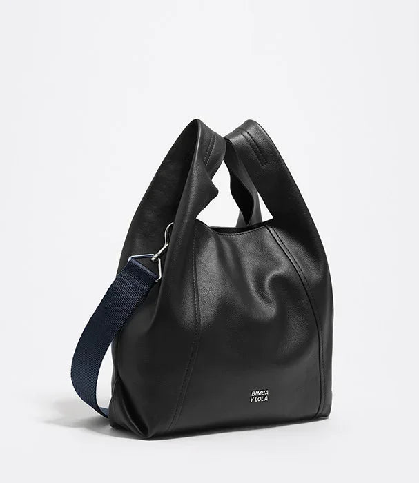 תיק עור שחור עם ידית ורצועה כחולה, מותג BIMBA Y LOLA, בסטייל יוקרתי ב-CHOZEN